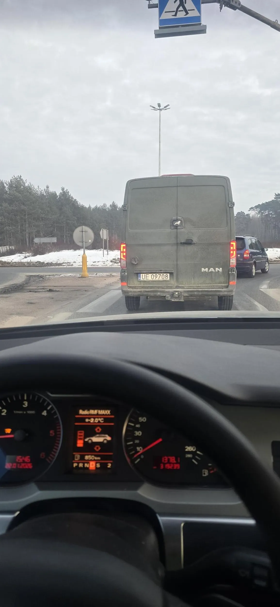 Przy zwężeniu drogi obowiązuje jazda na suwak. Jak nie znasz się na przepisach, to do dowódcy o dodatkowe szkolenie.