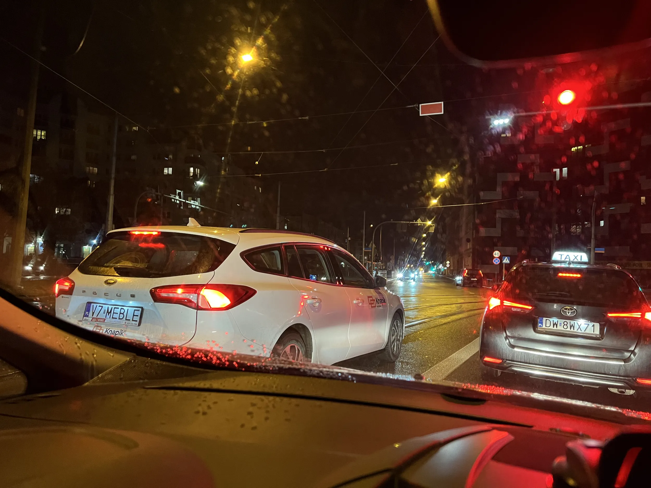 Kolega się identyfikuje jako tramwaj i wali pod prąd