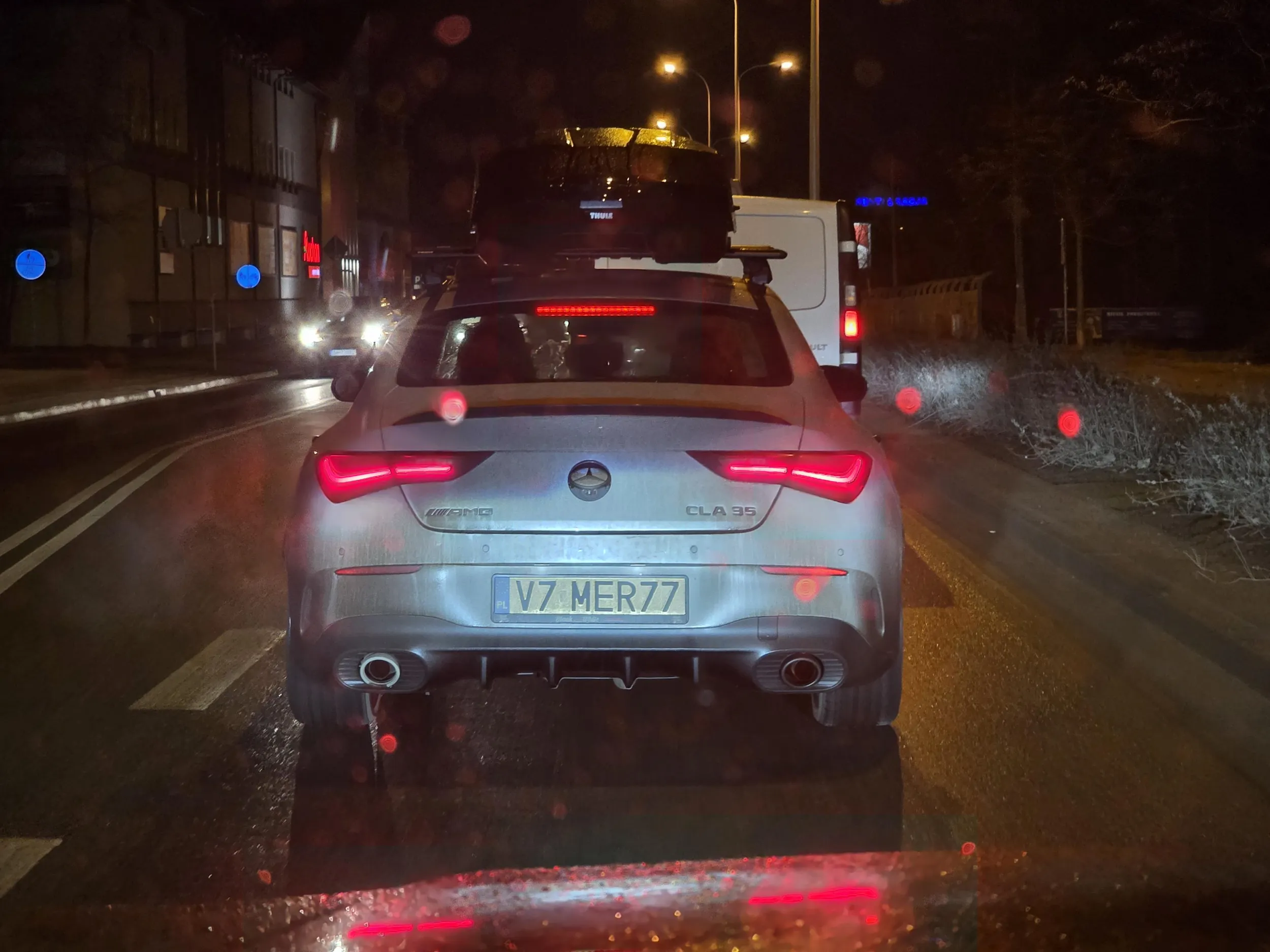 Burak z Mercedesa, który wyprzedza autobus MPK na podwójnej ciągłej i przed przejściem dla pieszych.