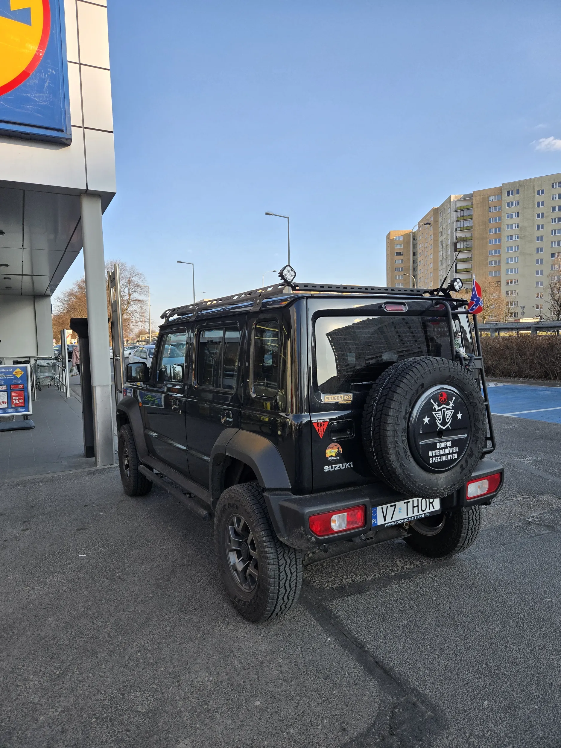Gosc z "Korpusu Weteranow Sil Specjalnych" A parkuje jak by byl faktycznie "specjalny" ale inaczej. Jak to faktycznie weteran to wstyd dla munduru jak nic.  Dobrze ze do sklepu nie wjechal a tylko zablokowa przejazd i zaslonil lydzi ktorzy wychodza ze sklepu