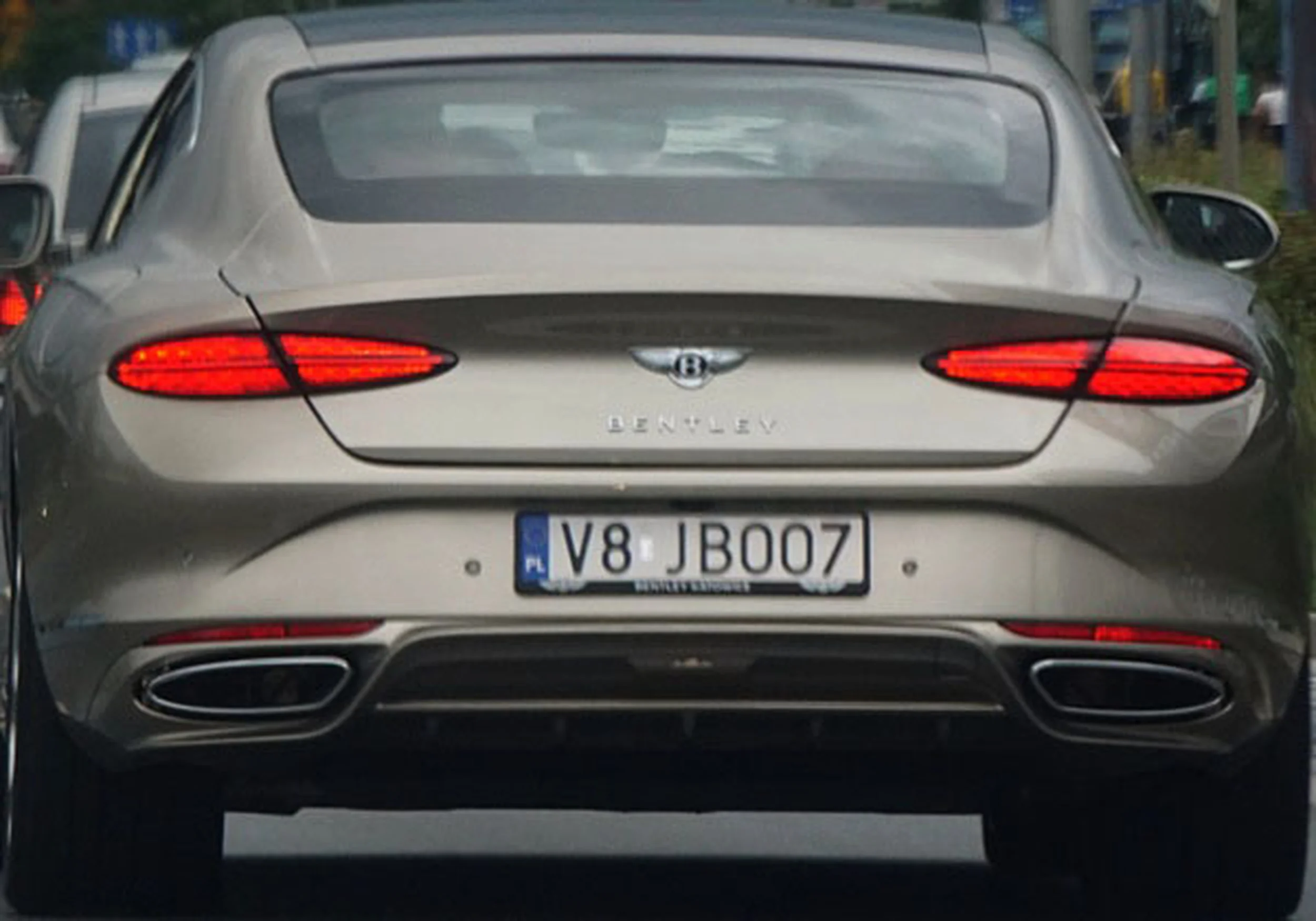 Fajny numer, blacha V8 JBOO7