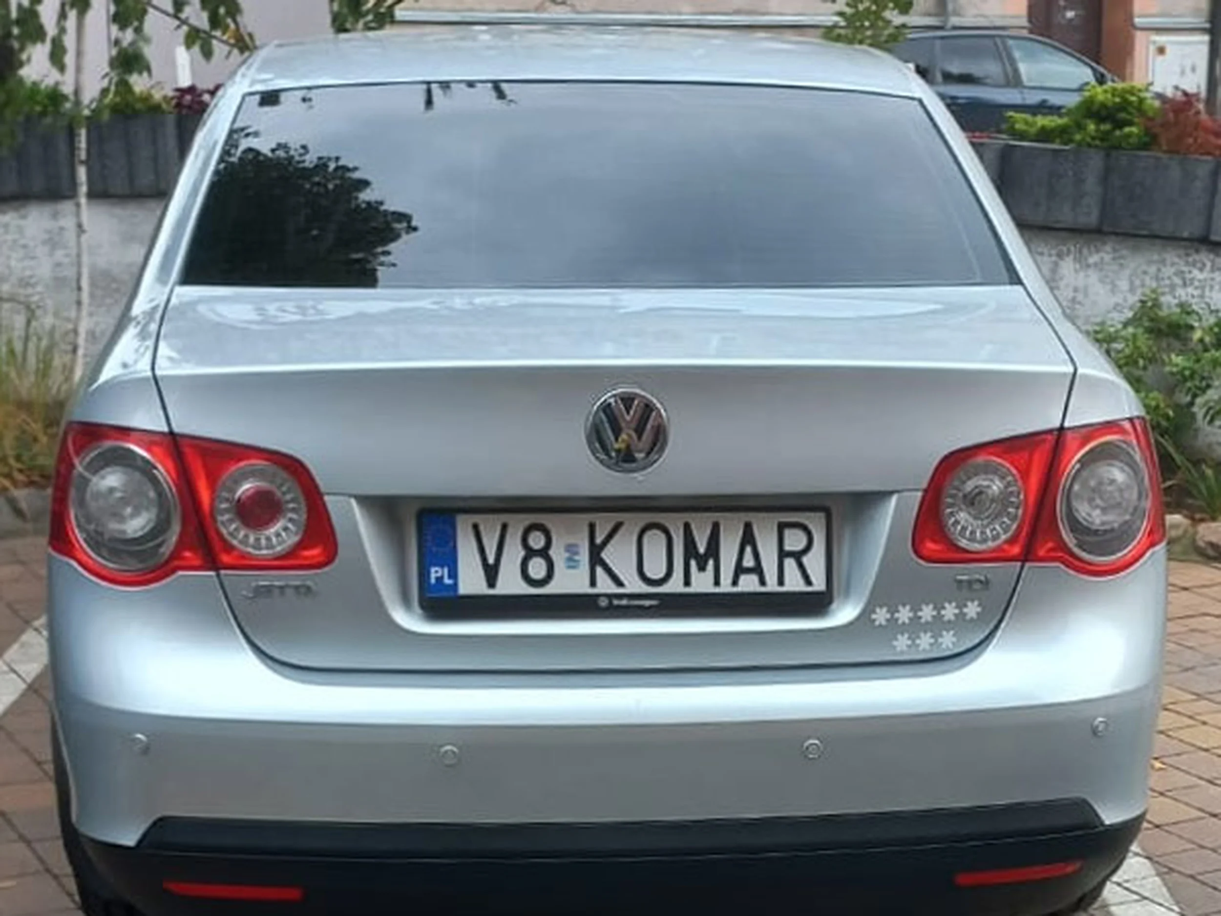 Fajny numer, blacha V8 KOMAR