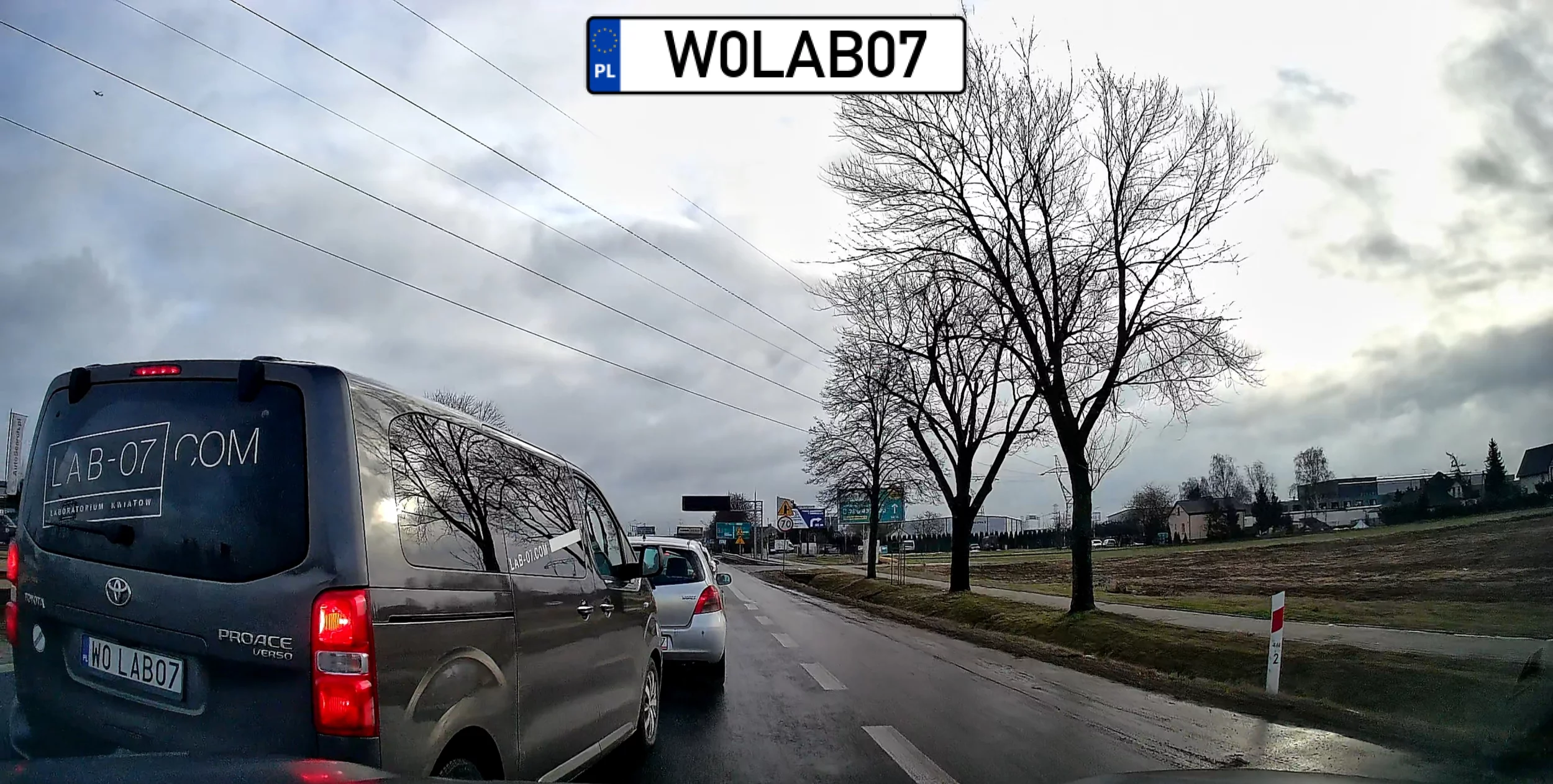 W jednej dłoni kanapka, w drugiej telefon, a zmiana pasa po zderzakach innych kierowców. Brak słów 