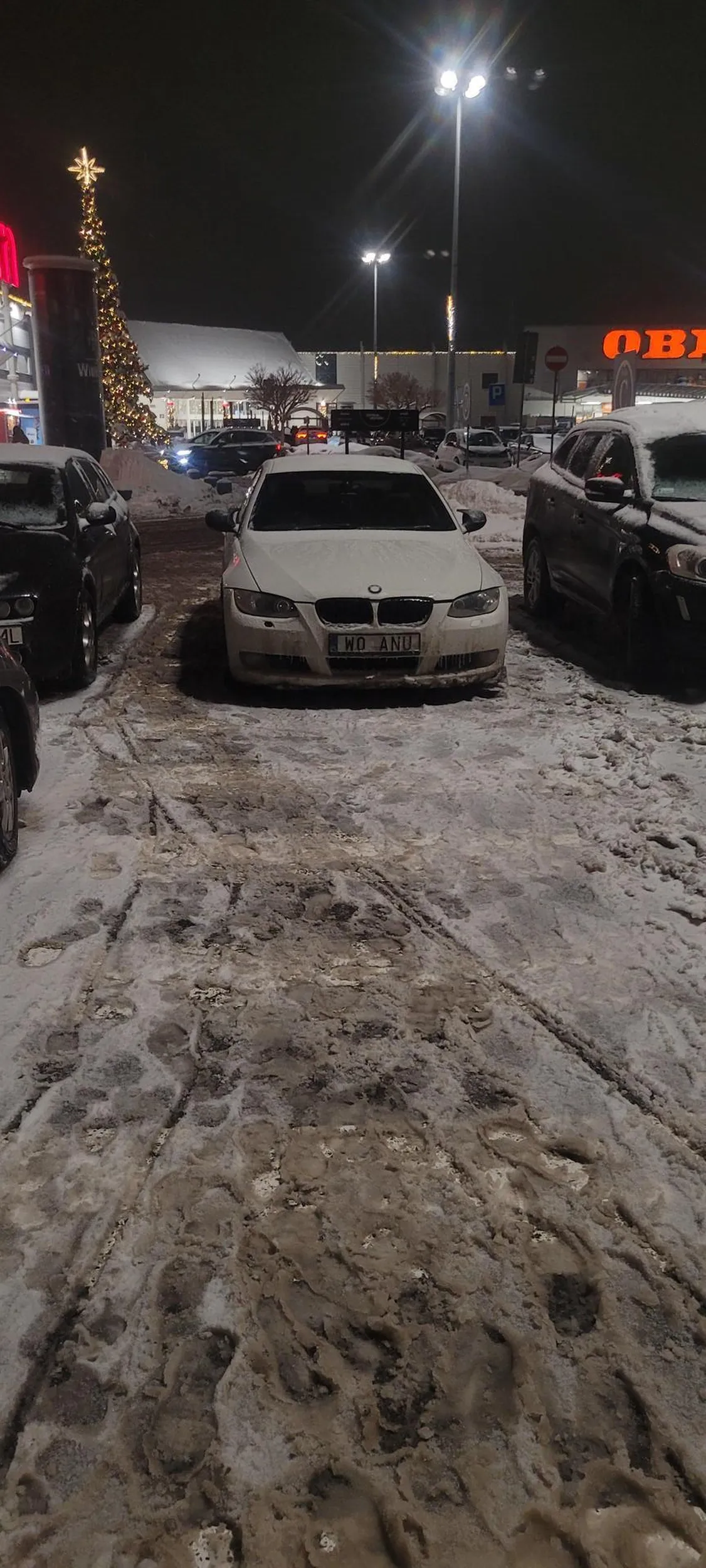 Fajnie parkujesz wystarczyło pojechać 10m dalej i zaparkować normalnie ale wkońcu BMW