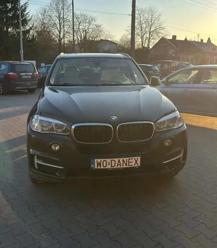 Trzeba Pana pilnie wysłać na egzanin bo parkuje w miejscach niedozwolonych. Dobrze ,że do sklepu biedronka nie wjechał. Dodatkowo regularnie wyprzedza na czołówkę.