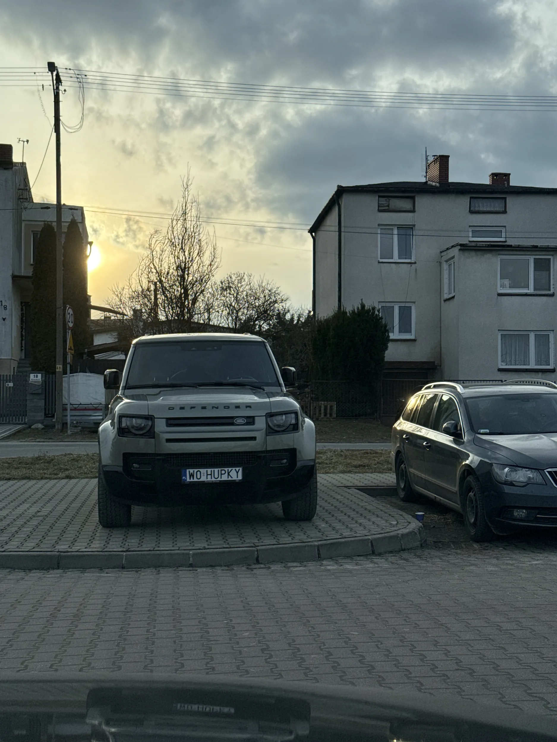 Pan z kompleksem duża furka = mała fujarka. Na chodniku się nie staje