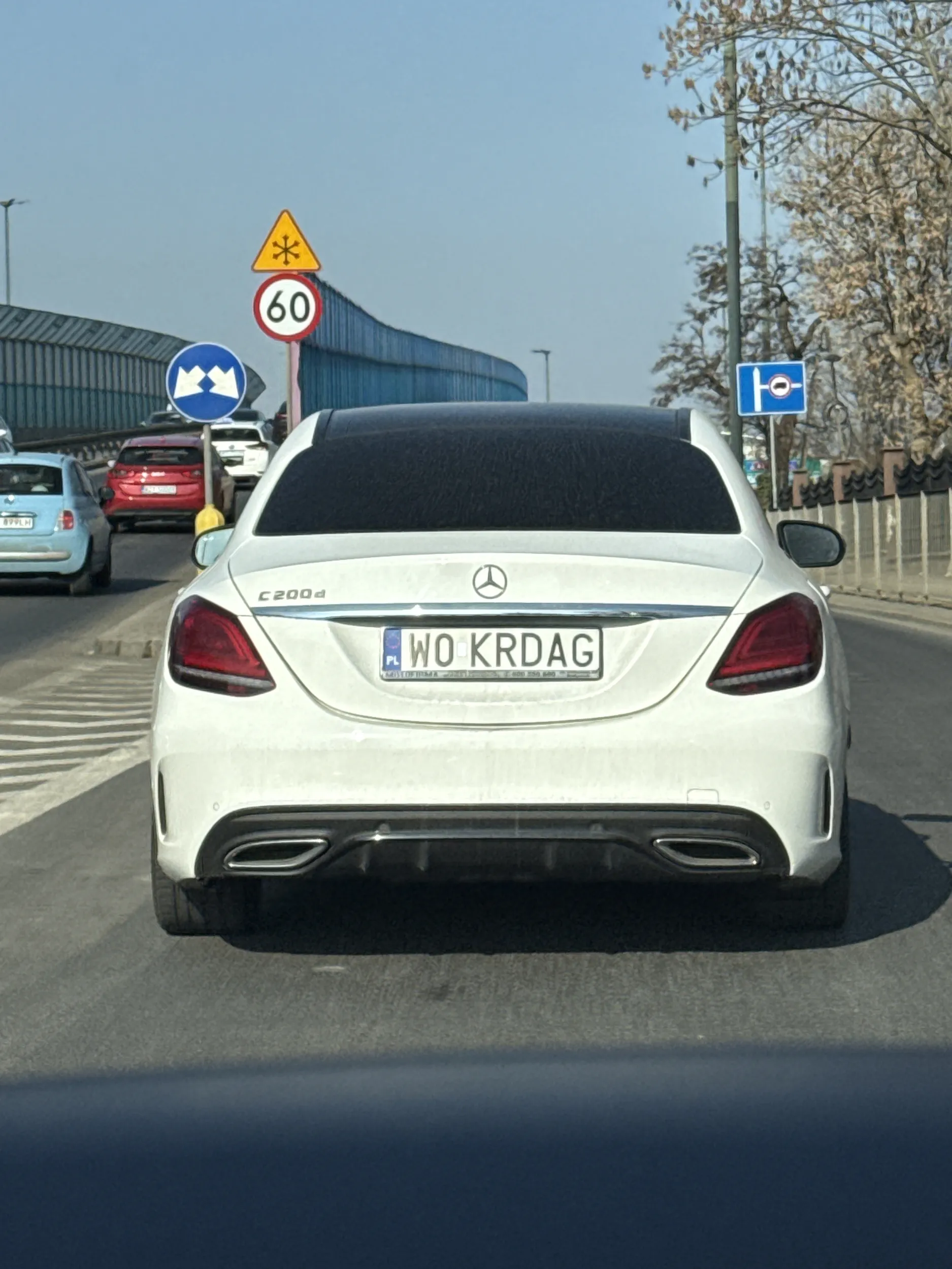 Wpycha się wymuszając pierwszeństwo.