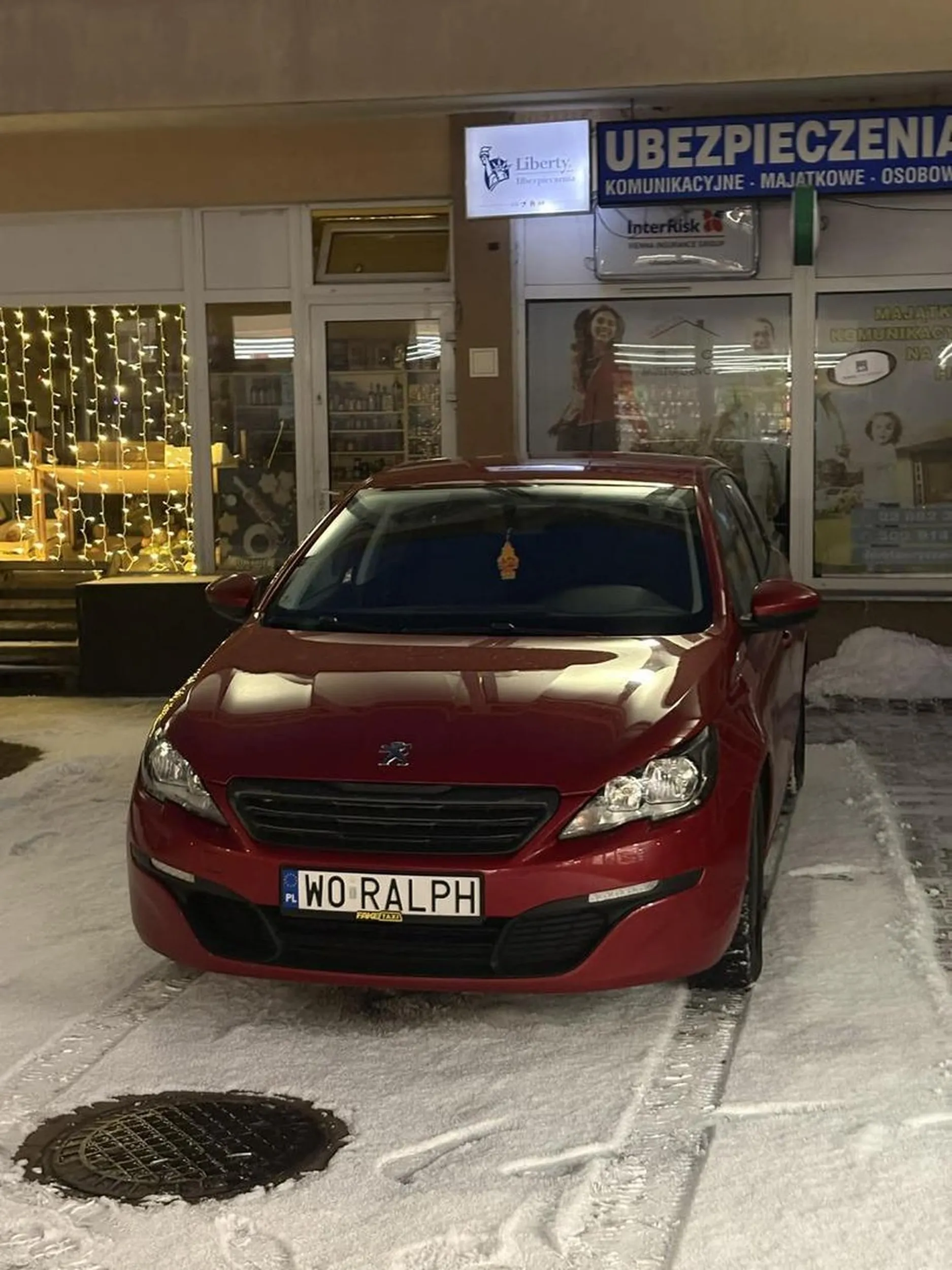 Zaparkowany na zakazie, bezpośrednio przy drzwiach sklepu.