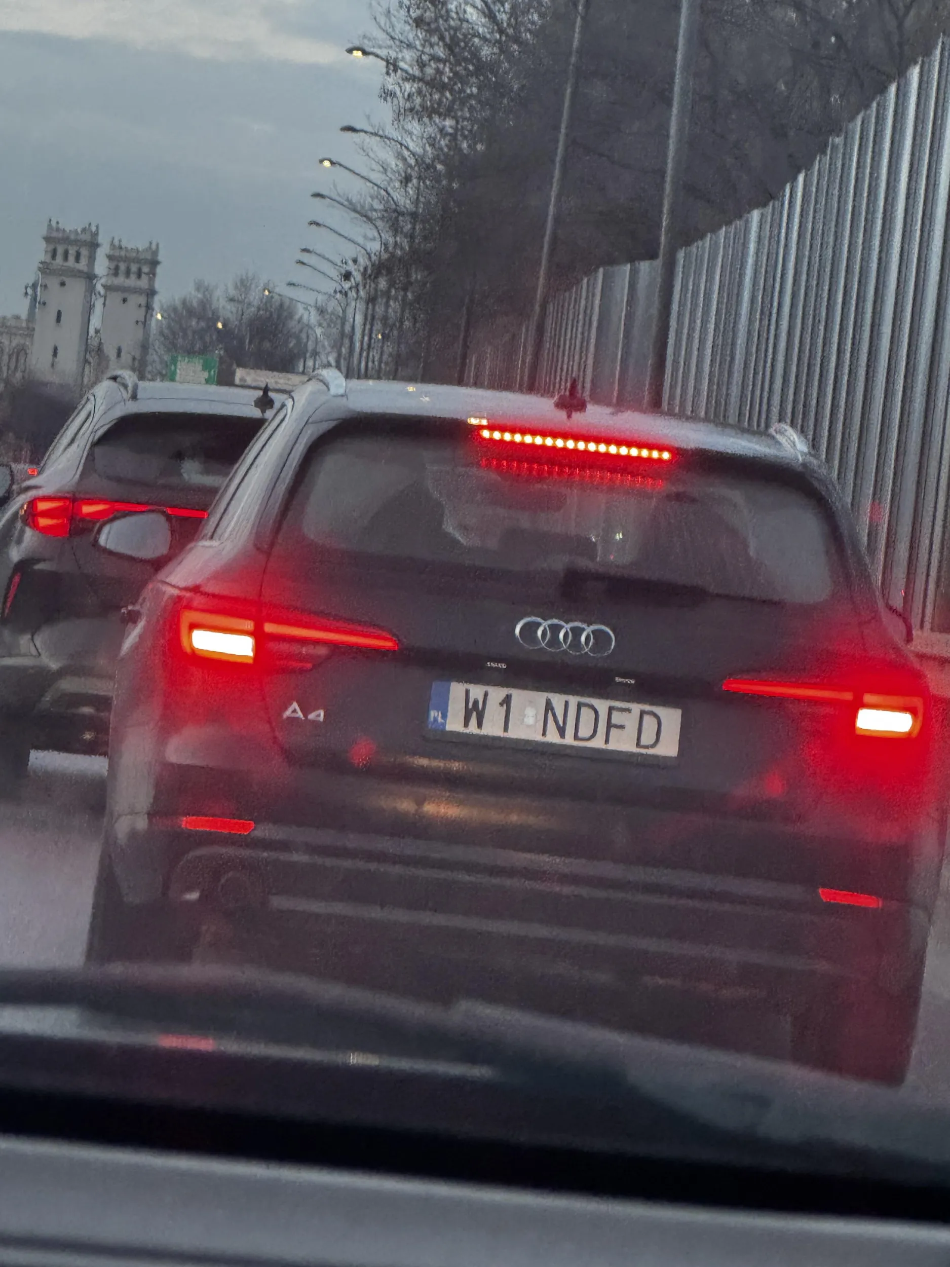 Synku, na wąsiku widać że masz jeszcze mleczko z cyca mamusi. Chyba bezpieczniej dla Ciebie i reszty użytkowników dróg abyś Audi zamienił na jakiegoś resoraka.