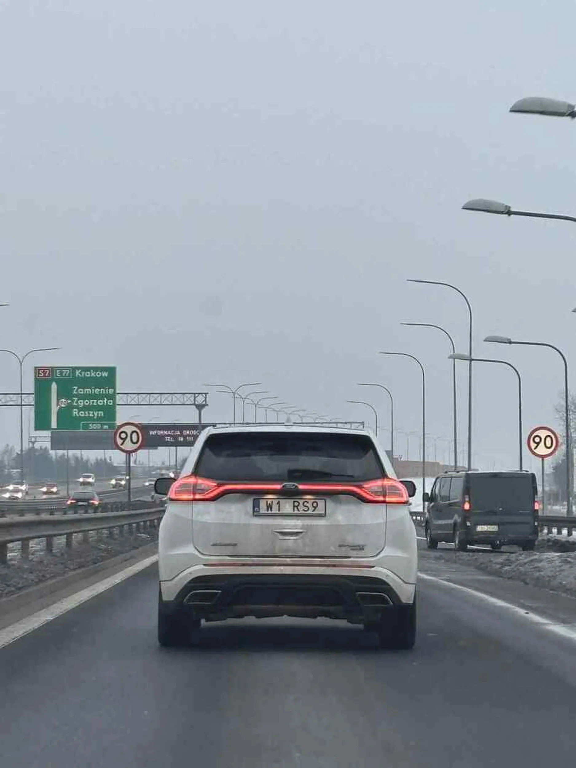 kierowca forda zapomnial jak sie korzysta z lusterek i przy okazji nie wzial ze soba aparatu sluchowego. wjezdza na drugi samochód mimo trąbienia