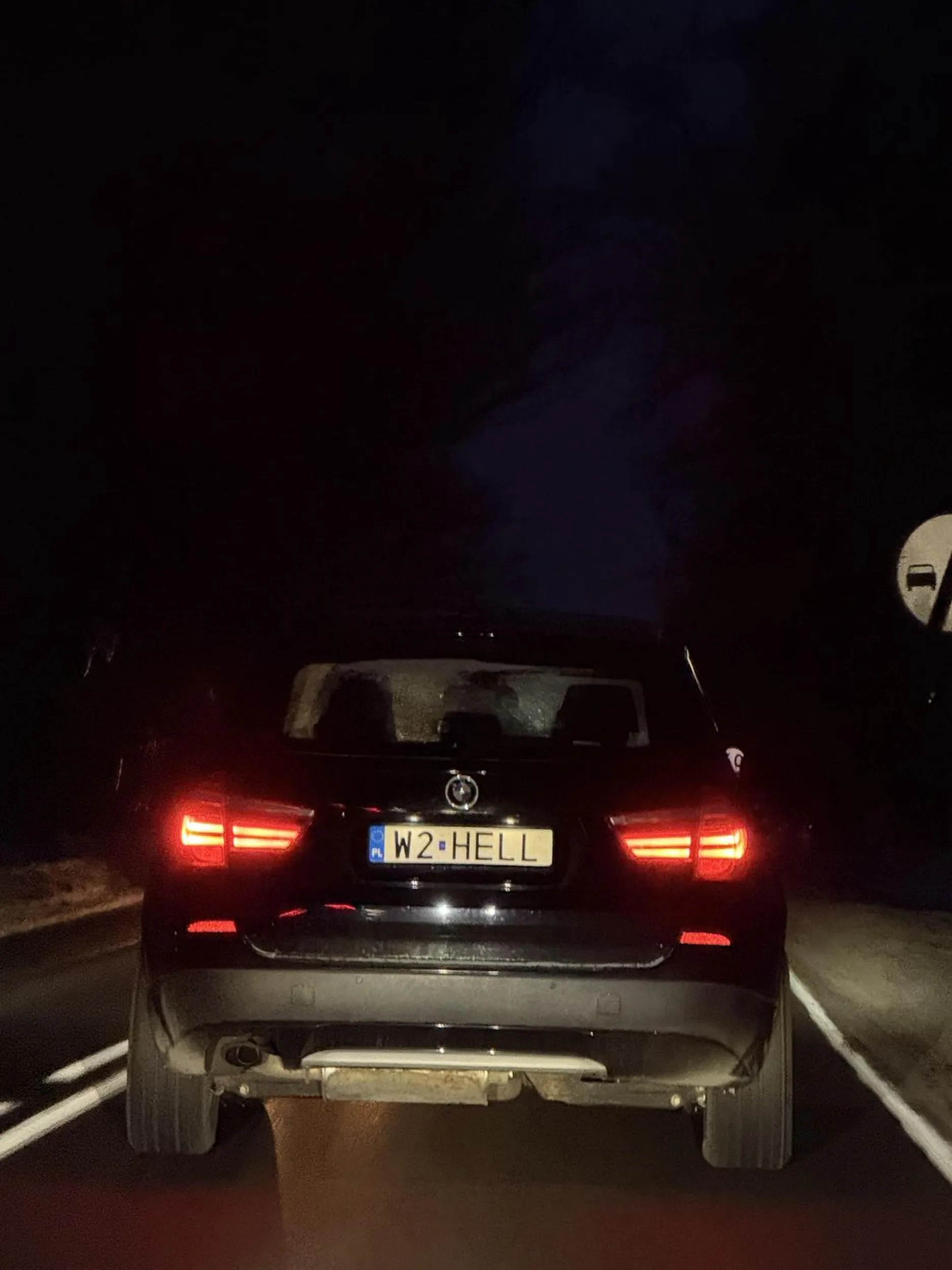 Droga czysta, bez śniegu, nieoblodzona. Maks prędkość 90km/h a ten człowiek jedzie 40!!! Wygrane prawo jazdy w laysach, przydałoby się jeszcze raz zdać prawo jazdy skoro nie umie się jeździć!