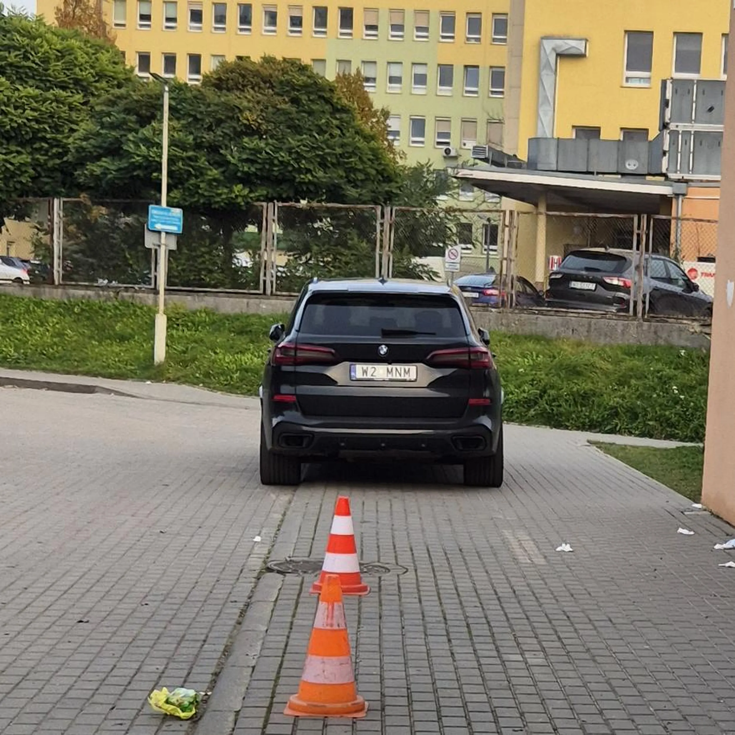 Szkoda, że warszawska mendo do przychodni nie wjechałeś.  Tyle miejsc parkingowych ale warszawiak z małym fiutkiem musi stanąć na chodniku!