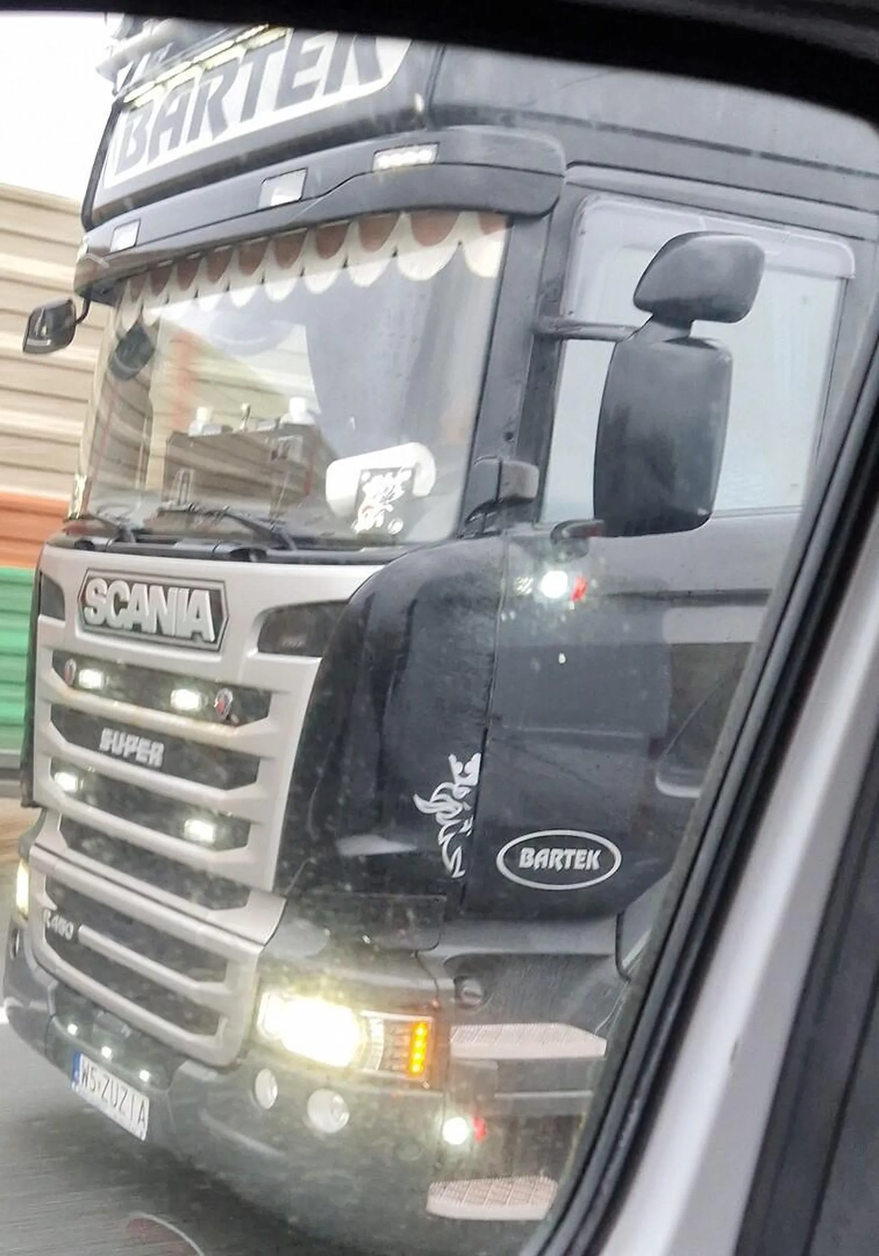 wymusza pierwszenstwo