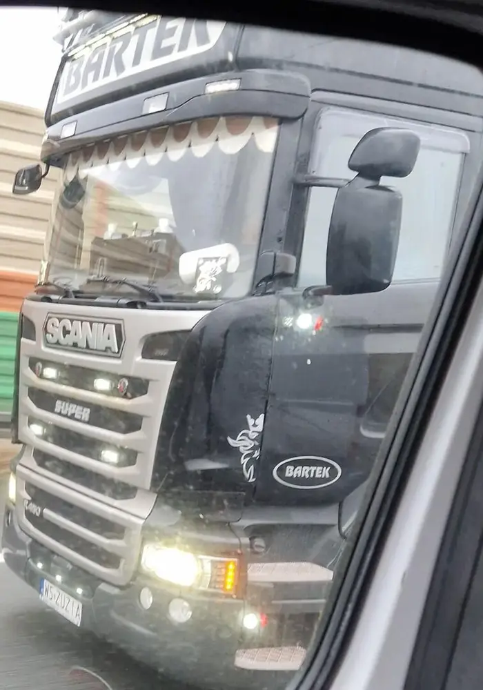 wymusza pierwszenstwo