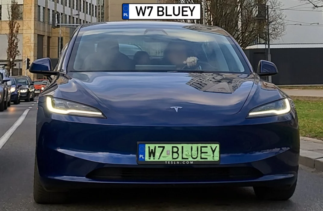 Tesla niebieska, nie zgadł bym po tablicach