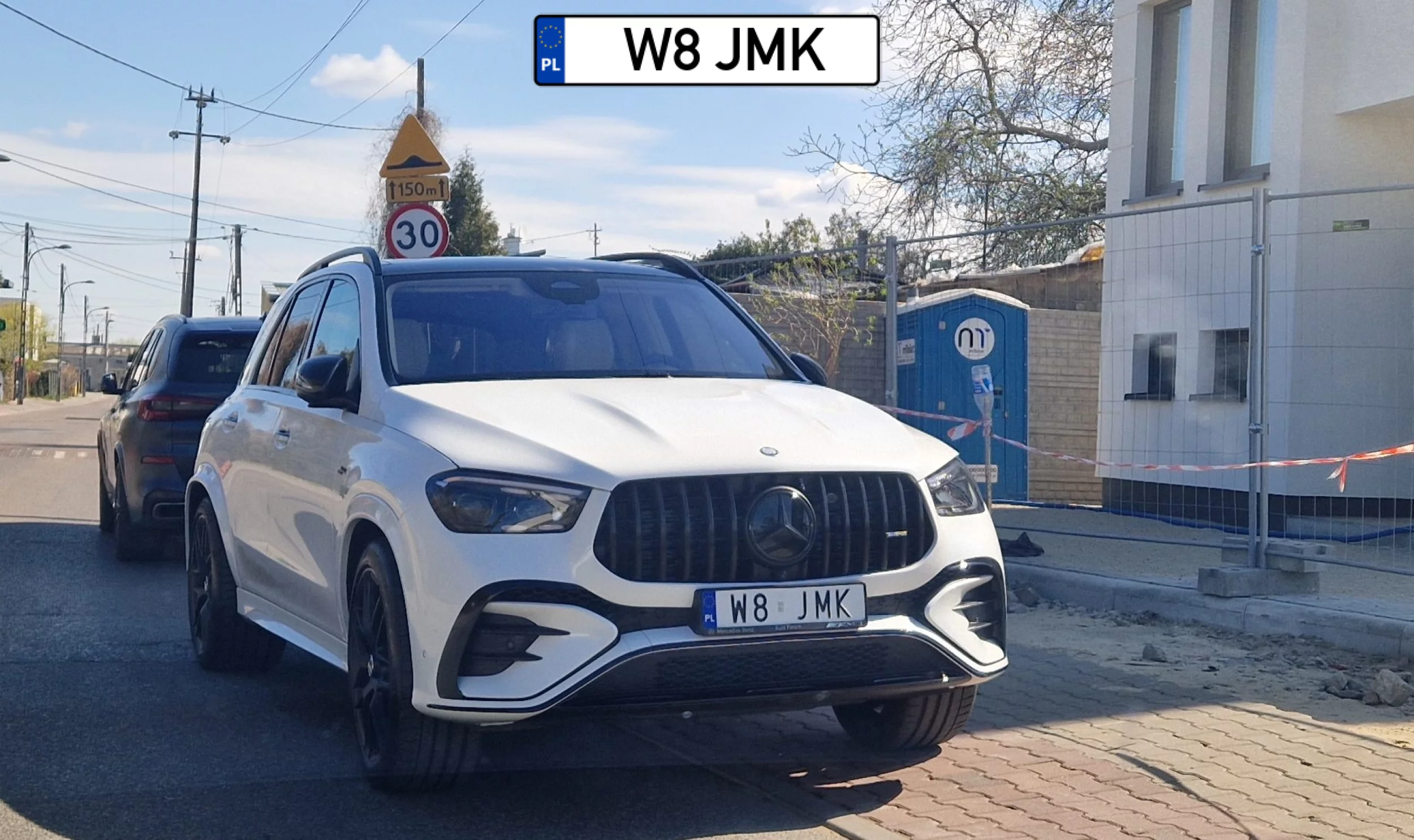 To jest chodnik panie Developer! przyjechał MerSedesem do Toitoi :)