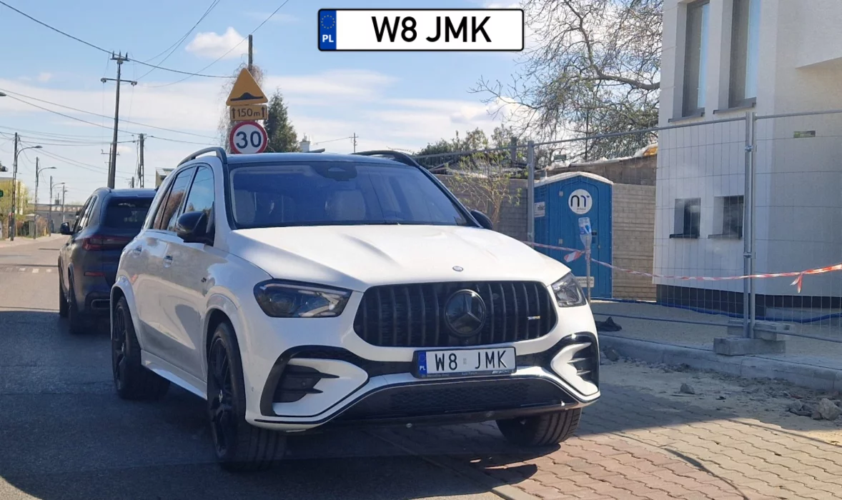 To jest chodnik panie Developer! przyjechał MerSedesem do Toitoi :)