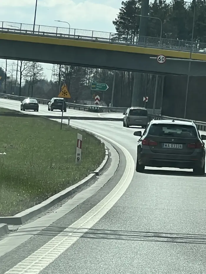 Marka pojazdu zobowiązuje (BMW).  Bezpośrednie zagrożenie na drodze niebezpieczne manewry brak używania kierunkowskazów. Niebezpieczne siedzenie na zderzaku innym kierowcom. Zdjęcie dla uwagi