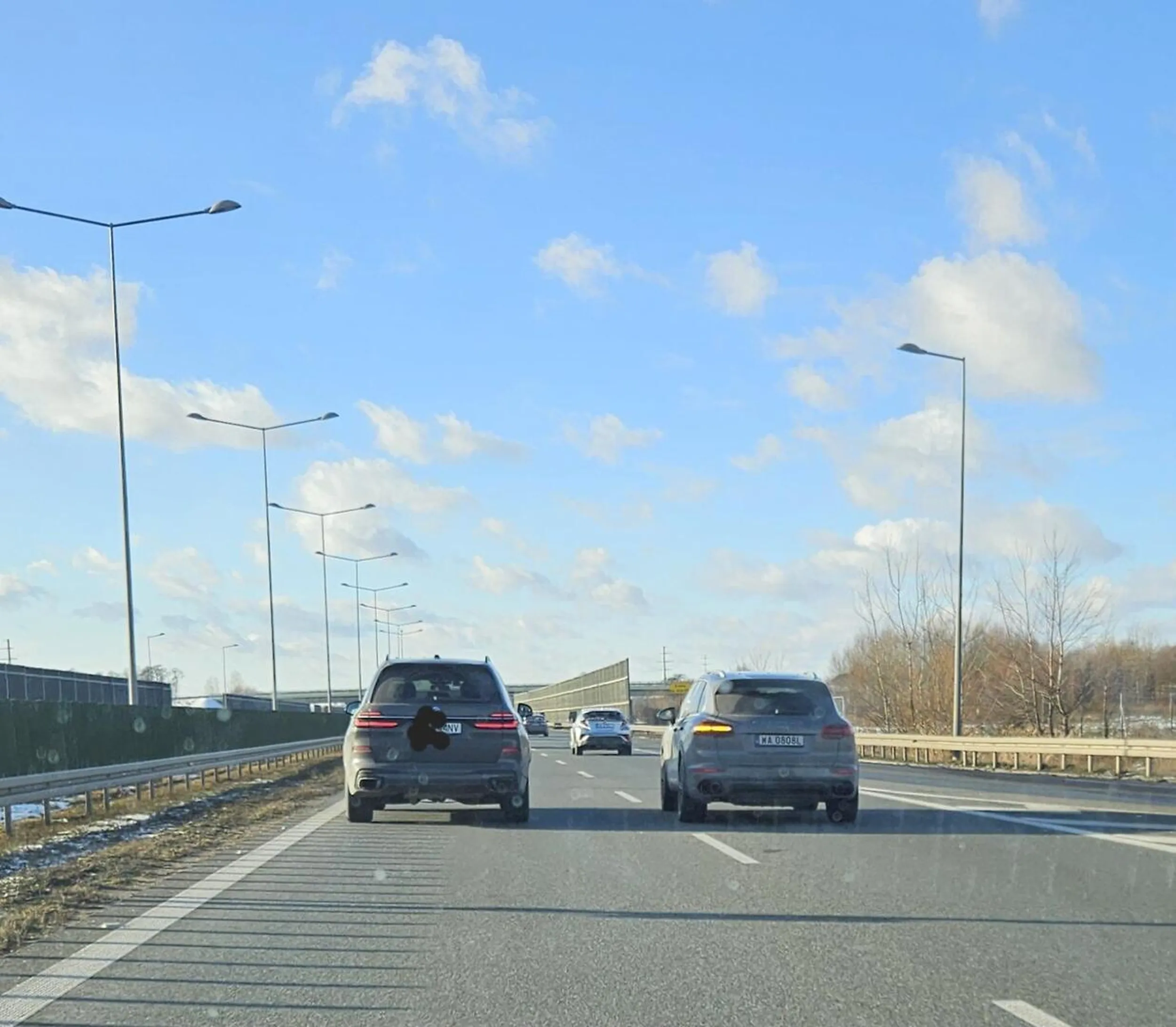 Prostak ze starego prosiaka. Naucz się chamie jeździć a nie zajeżdżasz drogę i wymuszasz wjazd na lewy pas po wyprzedzaniu prawym. Porażka że takie coś na prawko