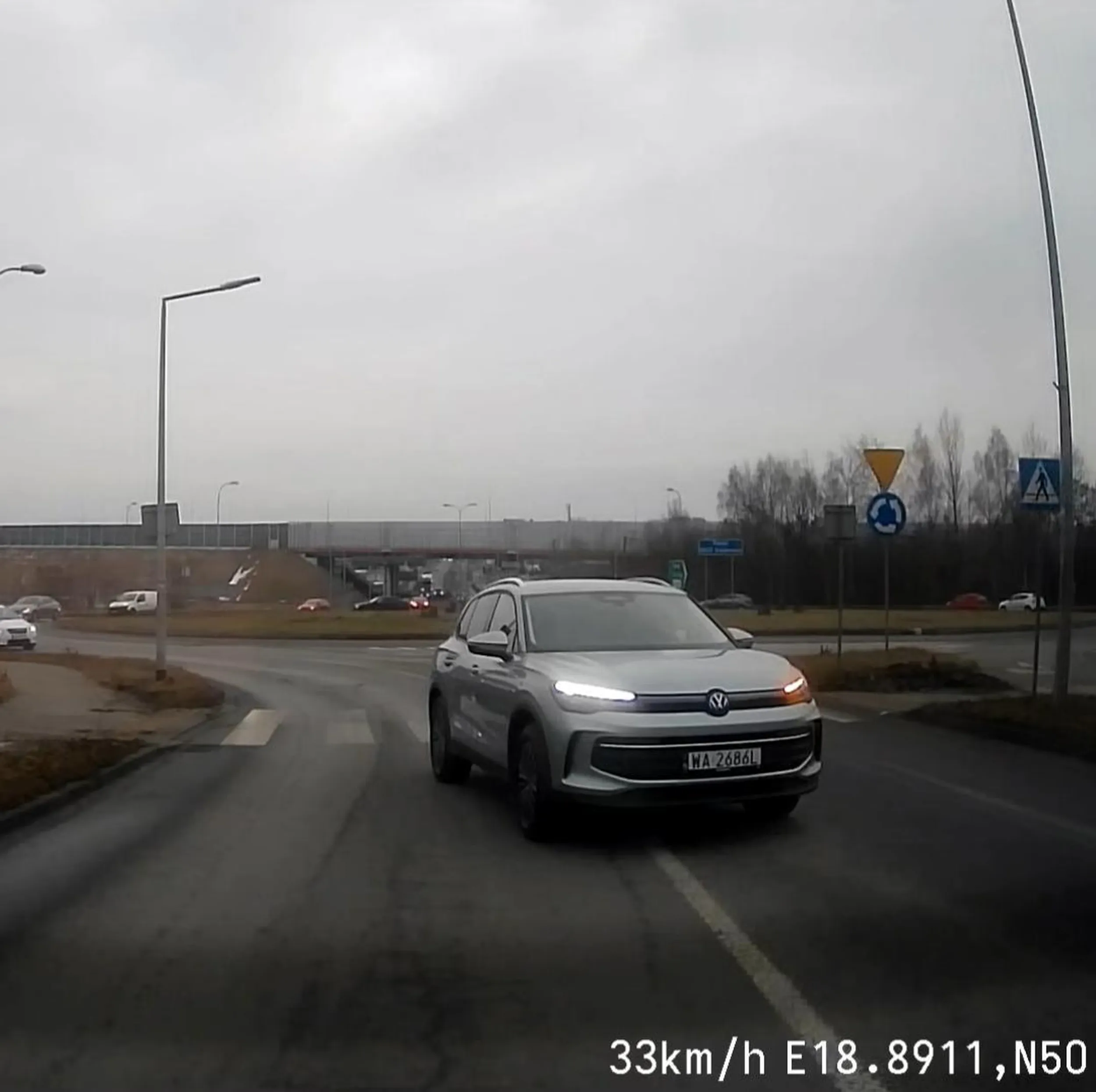 Wyprzedzanie na przejściu dla pieszych i zmuszenie do hamowania w trakcie manewru. Może na drugi raz warto poczekać trochę z wyprzedzaniem.