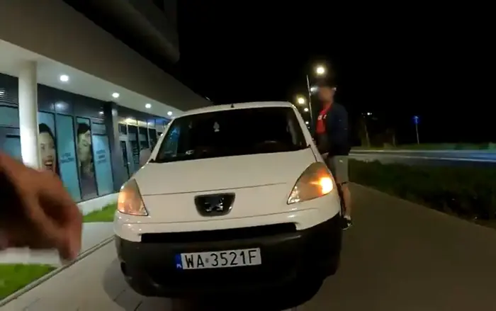 sfrustrowany przegryw