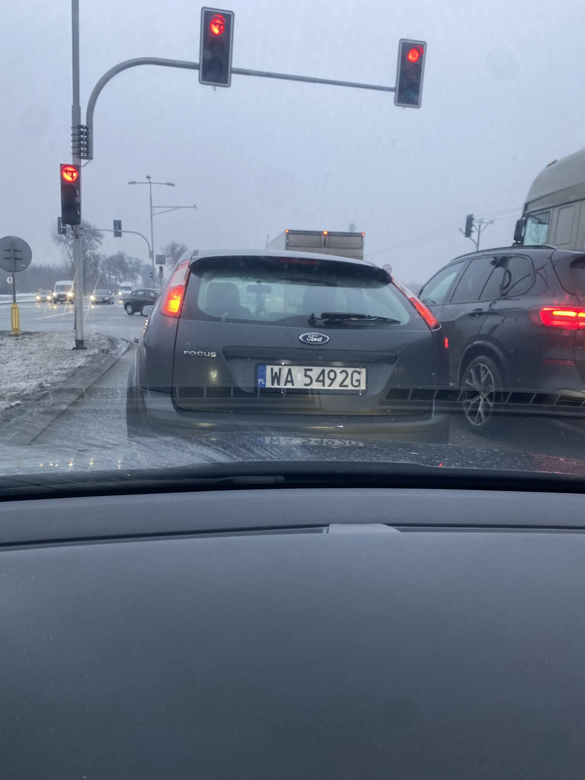 Kierowca wjeżdża na pasy bez kierunkowskazów i oglądania się na boki, chyba próbował spowodować stłuczkę.