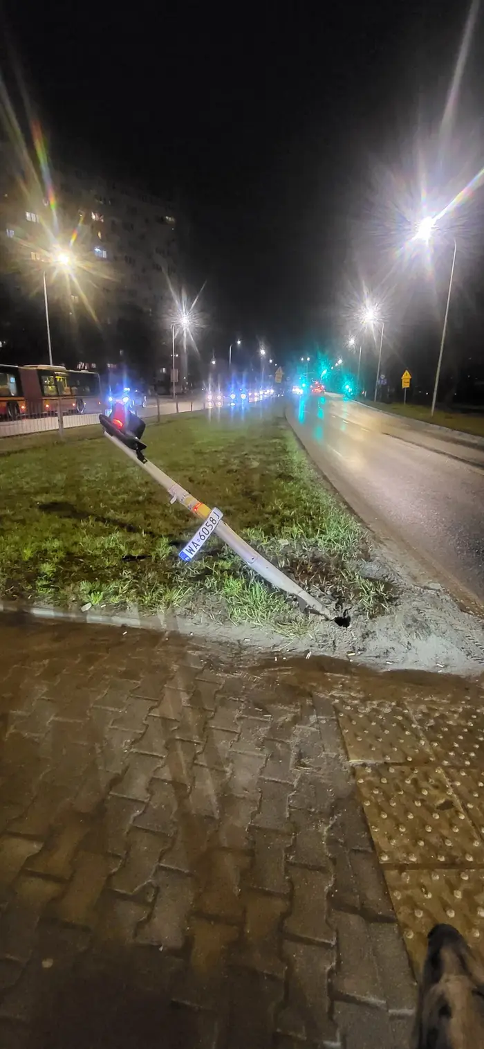 Zajeb...., dał nogę ale blachy zostały? 16.03.2026 20:30 Zjazd z Al.Jerozolimskich w Grzymały Sokołowskiego