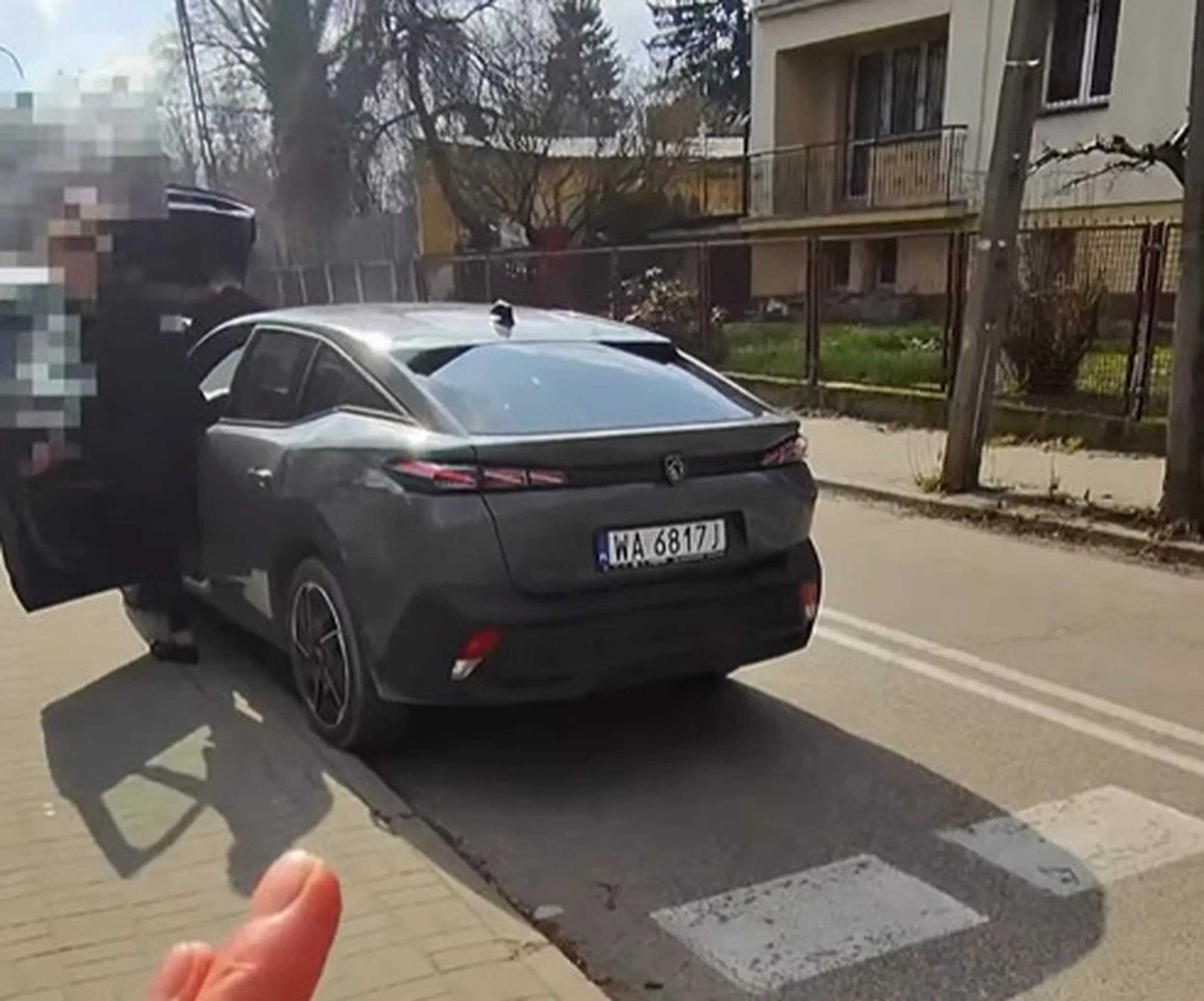 Parkuje na przejściu dla pieszych: https://www.facebook.com/share/v/1GVPsKePnR/