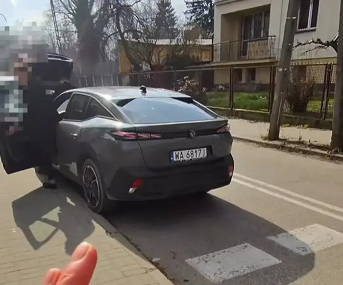 Parkuje na przejściu dla pieszych: https://www.facebook.com/share/v/1GVPsKePnR/