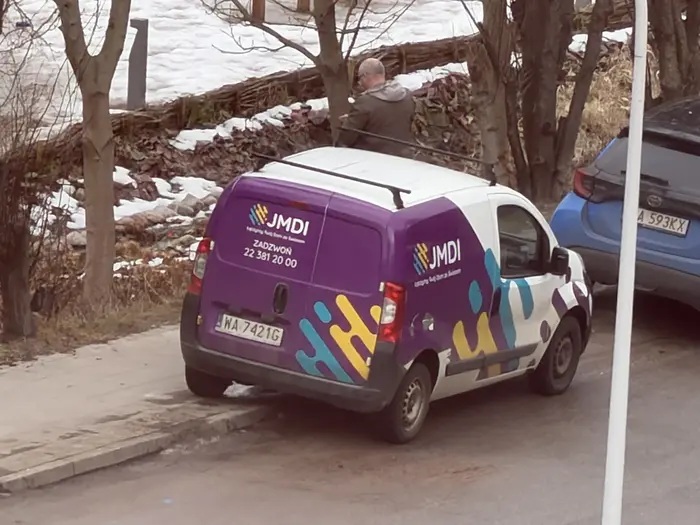 Brak odpowiedniej ilości miejsca dla pieszych na chodniku a przy okazji parkowanie na zakazie zatrzymywania się !