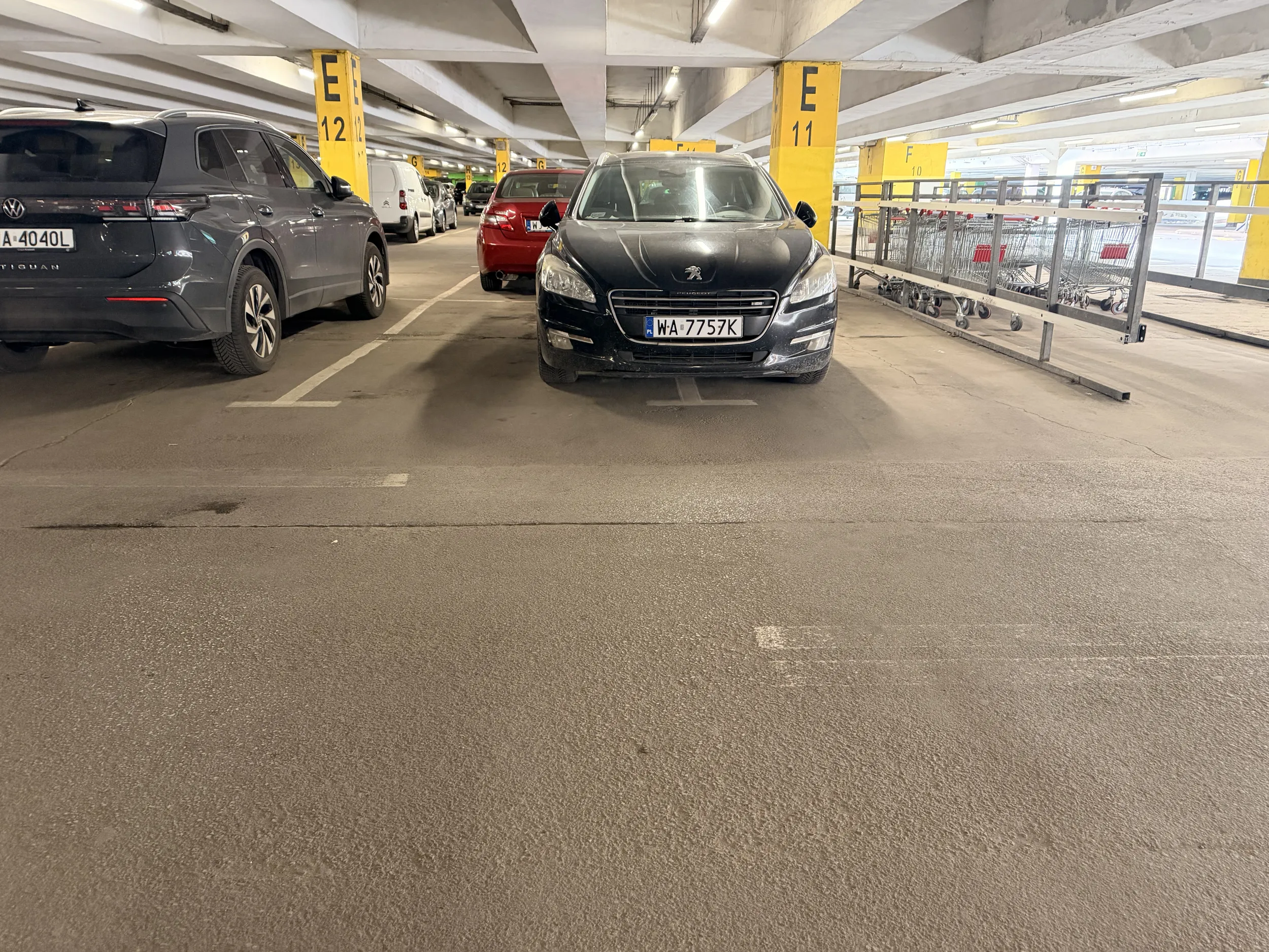 Mam bombelka to mi wolno zajmować dwa miejsca parkingowe 21.03.26 parking ?️ na Auchan modlinska warszawa. Ameba umysłowa