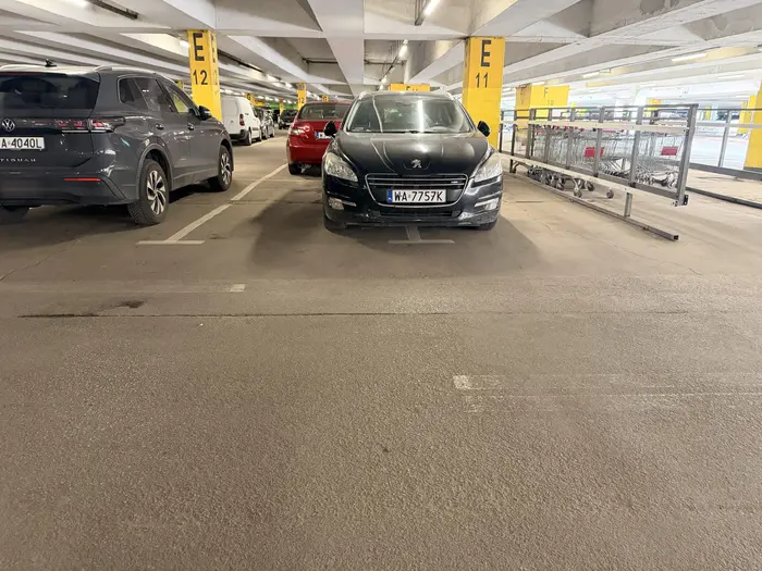Mam bombelka to mi wolno zajmować dwa miejsca parkingowe 21.03.26 parking ?️ na Auchan modlinska warszawa. Ameba umysłowa