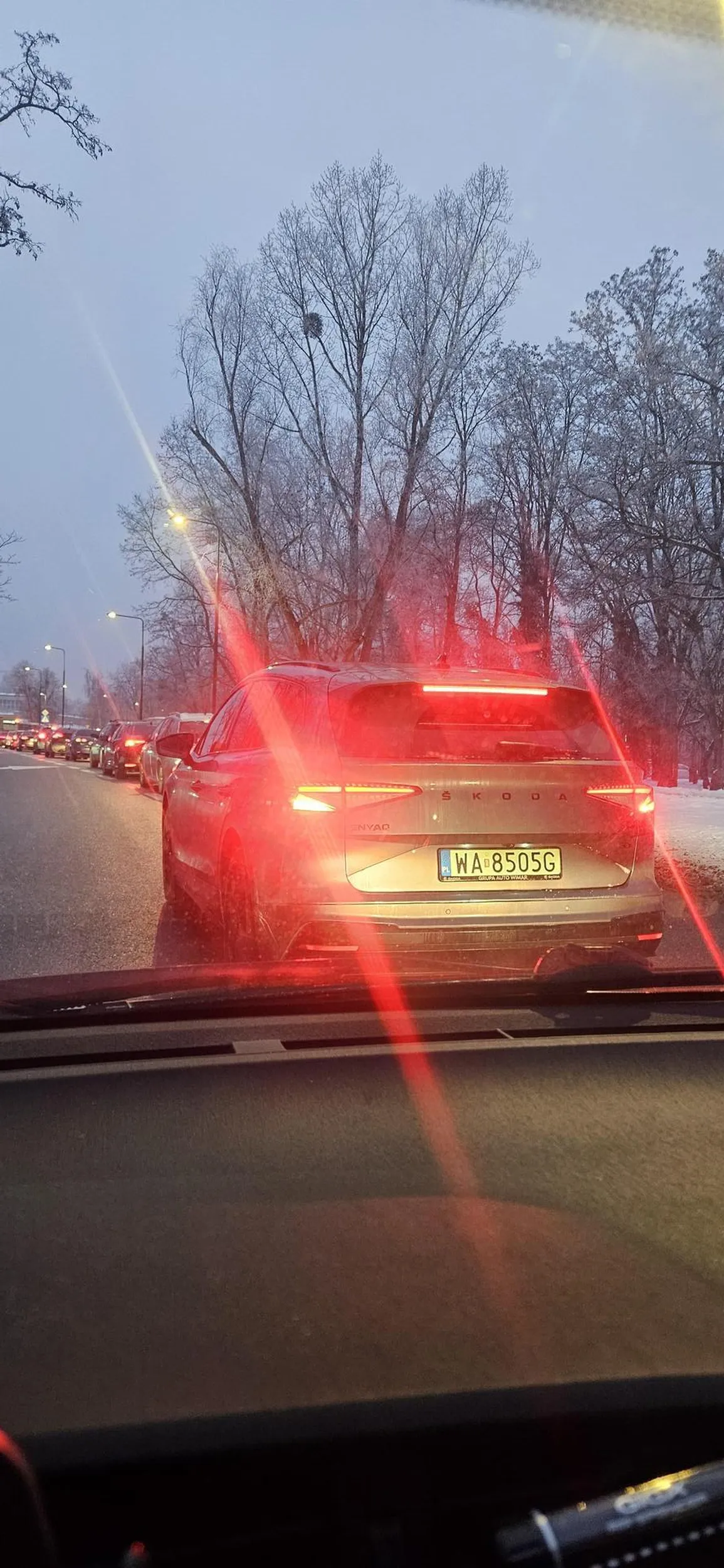 Zajezdza nie przepuszcza stwarza zagrożenie. Blokuje pas. Straznik Texasu.
