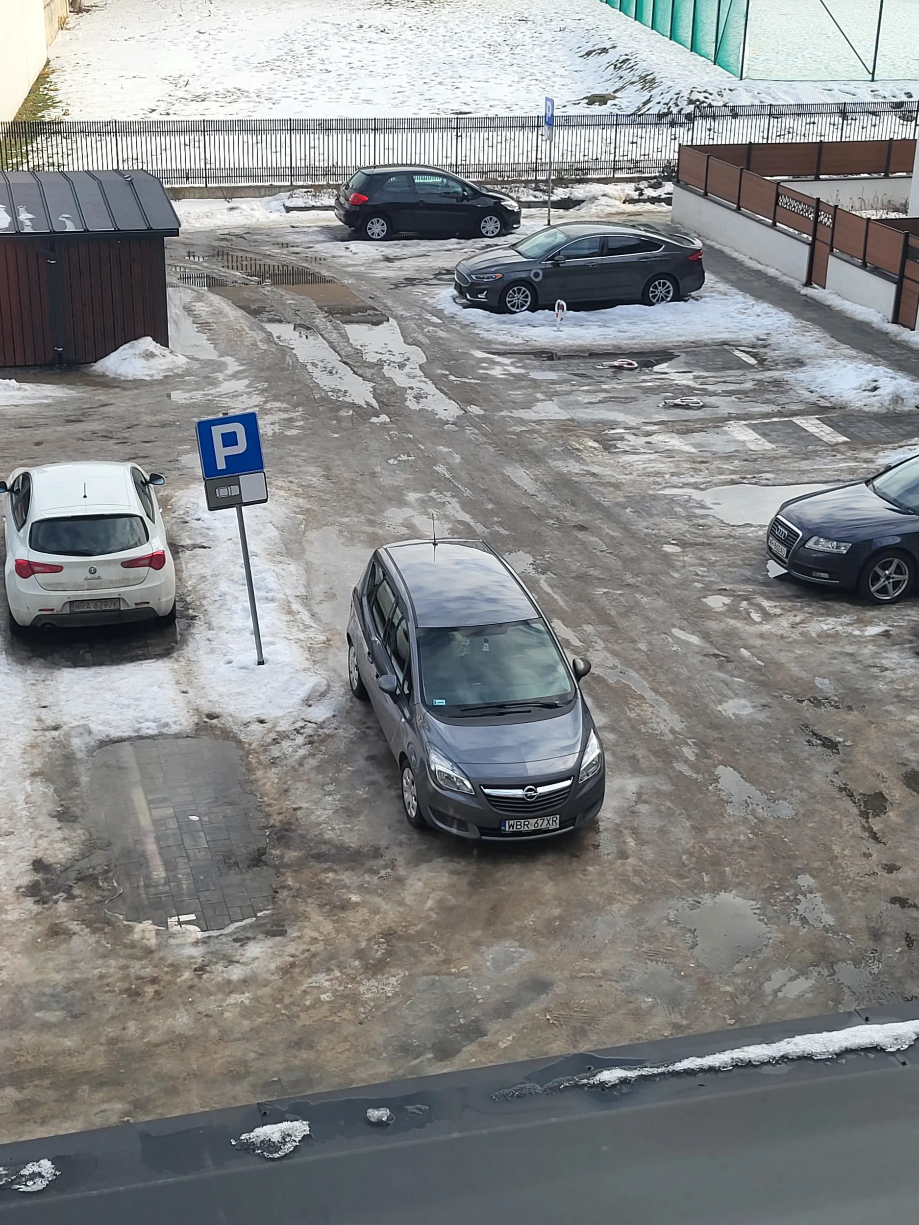 Jak widać na załączonym zdjęciu, mieszkańcy Białobrzegów nie potrafią czytać i zastawiają PRYWATNY parking mieszkańców z ul. Wolność (Radom). Nie pozdrawiam, następnym razem zostaną wezwane odpowiednie służby.