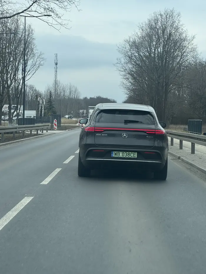 Uwaga bo typ jakiś dziwny, został wyprzedzony po czym sam wyprzedza i hamuje