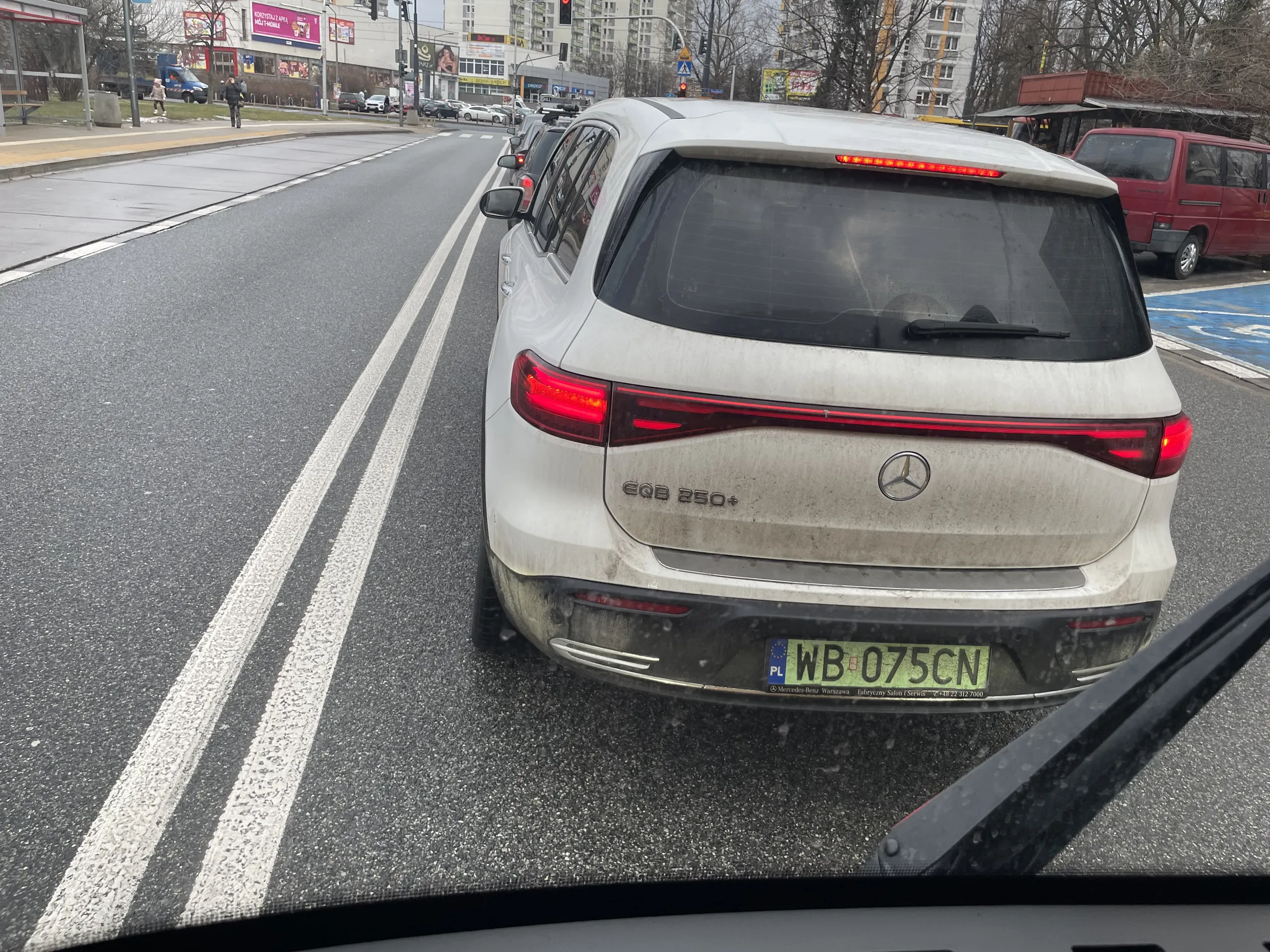 Warszawa Ul. Kinowa w stronę Al.Waszyngtona. Godz 7:57. Wyprzedzenia na przejściu oraz na skrzyżowaniu. Dodatkowo odważna jazda pod prąd wyprzedzając sznur aut. Niebezpieczne manewry. Kierowca obok Mercedesem zwrócił Ci uwagę i pokazał, że ma nagranie ty się tym zbytnio się przejąłeś. Nie polecam