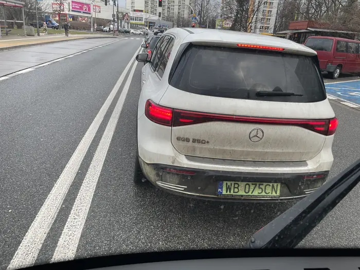 Warszawa Ul. Kinowa w stronę Al.Waszyngtona. Godz 7:57. Wyprzedzenia na przejściu oraz na skrzyżowaniu. Dodatkowo odważna jazda pod prąd wyprzedzając sznur aut. Niebezpieczne manewry. Kierowca obok Mercedesem zwrócił Ci uwagę i pokazał, że ma nagranie ty się tym zbytnio się przejąłeś. Nie polecam