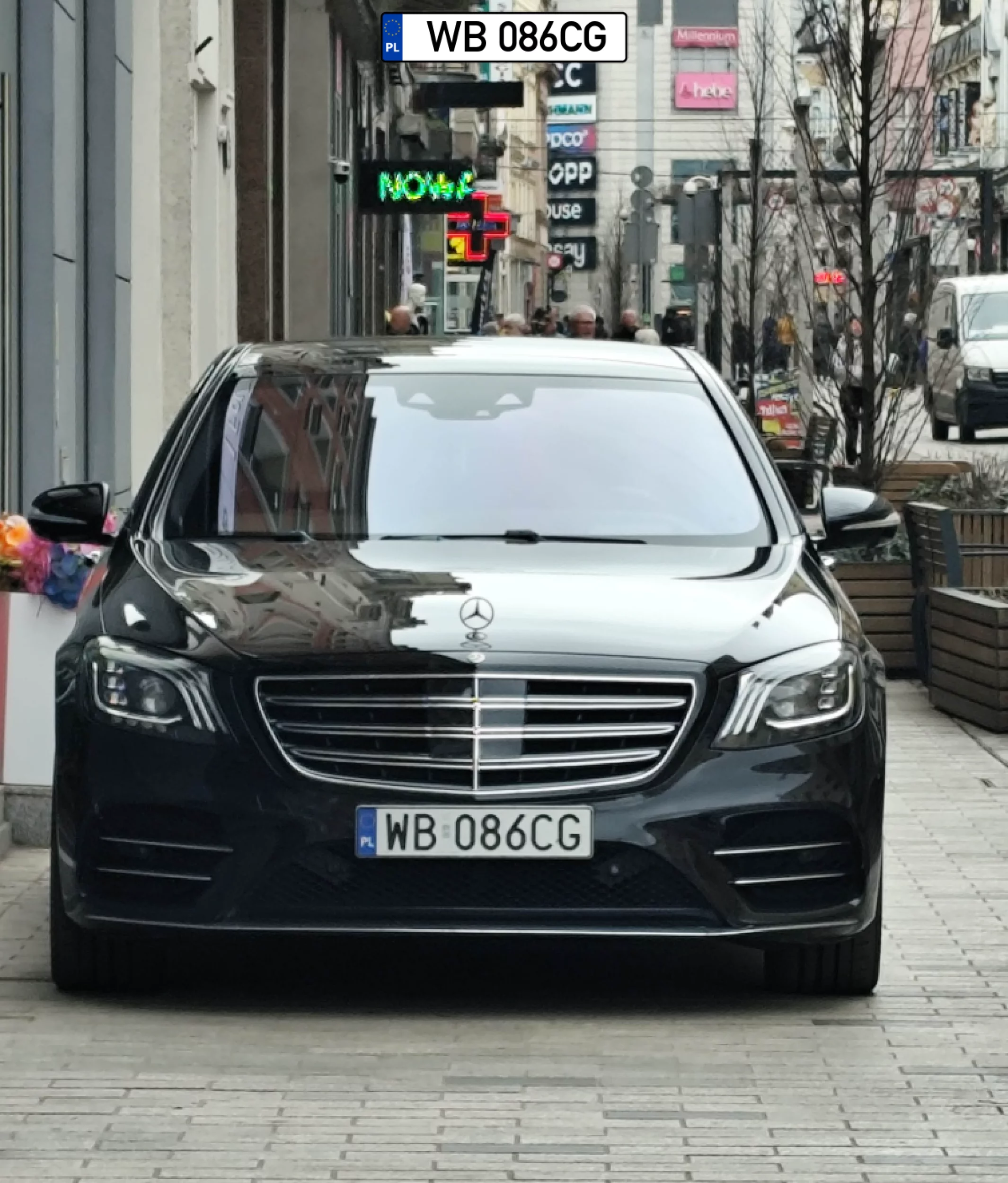 Jak nic właściciel po kasę przyjechał. Typowy kuta$/ebola na chodniku. No chyba, że kurier :)