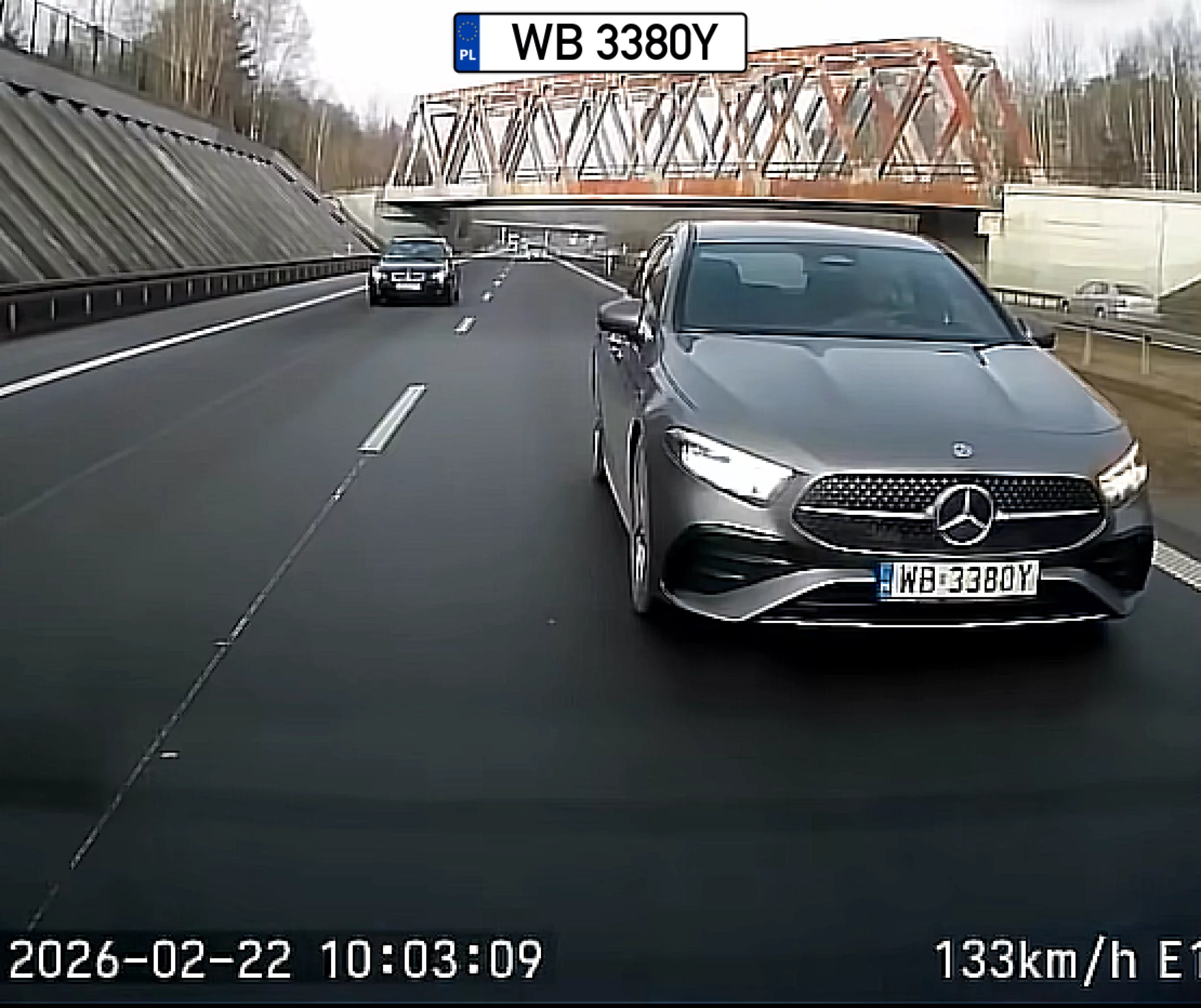 Kierowca Mercedesa poganiał wszystkich na autostradzie. Kierowcy jadącemu za mną mrugał długimi i lewym kierunkowskazem.