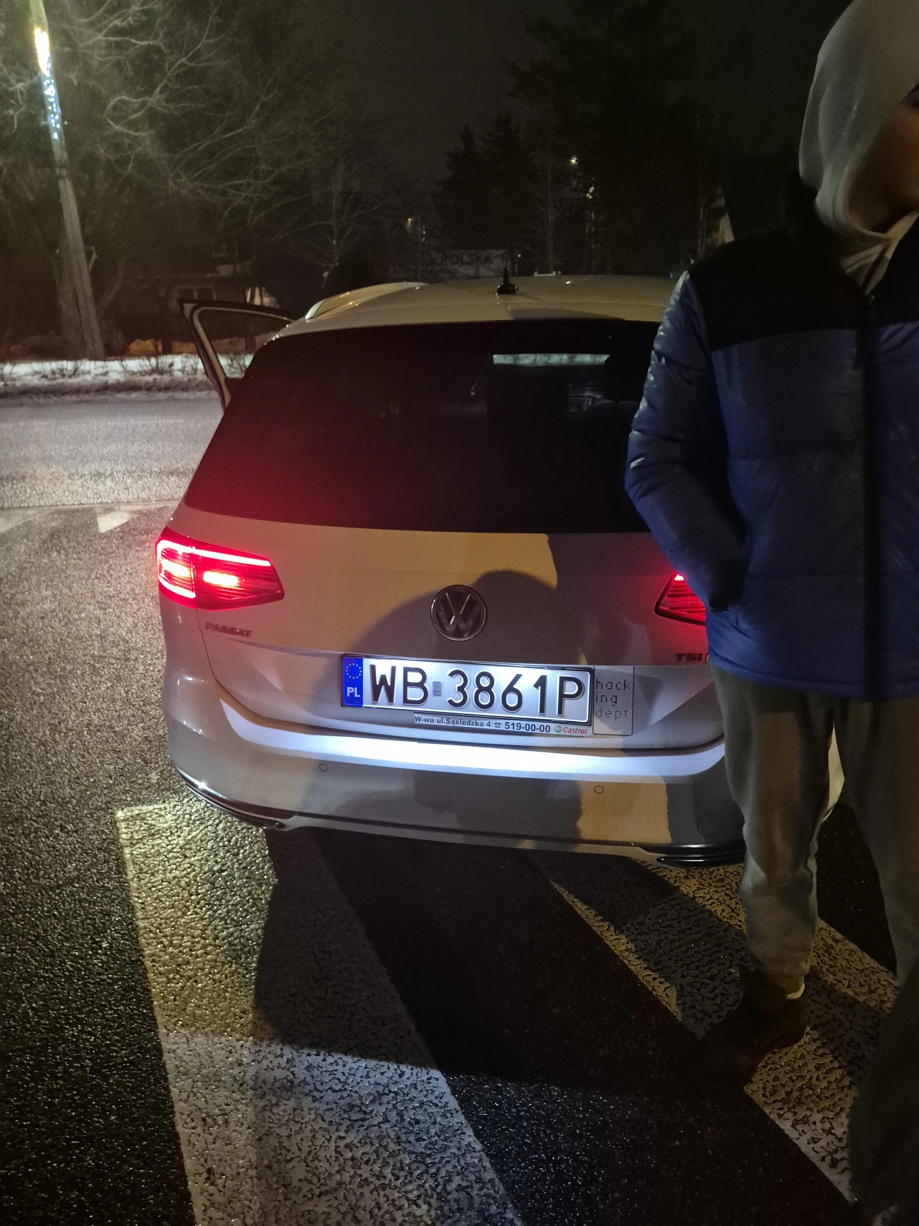 Wspaniały kierowca, najpierw prawie przejeżdża po nogach na przejściu dla pieszych, potem wyskakuje z mordą, że przecież mógł nie zauważyć.. Żeby było śmieszniej koksu z wypranym mózgiem i zauważalnymi problemami ze składnią wypowiedzi "mógł nie zauważyć" na przejściu dla pieszych przy szkole podstawowej - notabene do której jechał z pyskatym synalkiem..