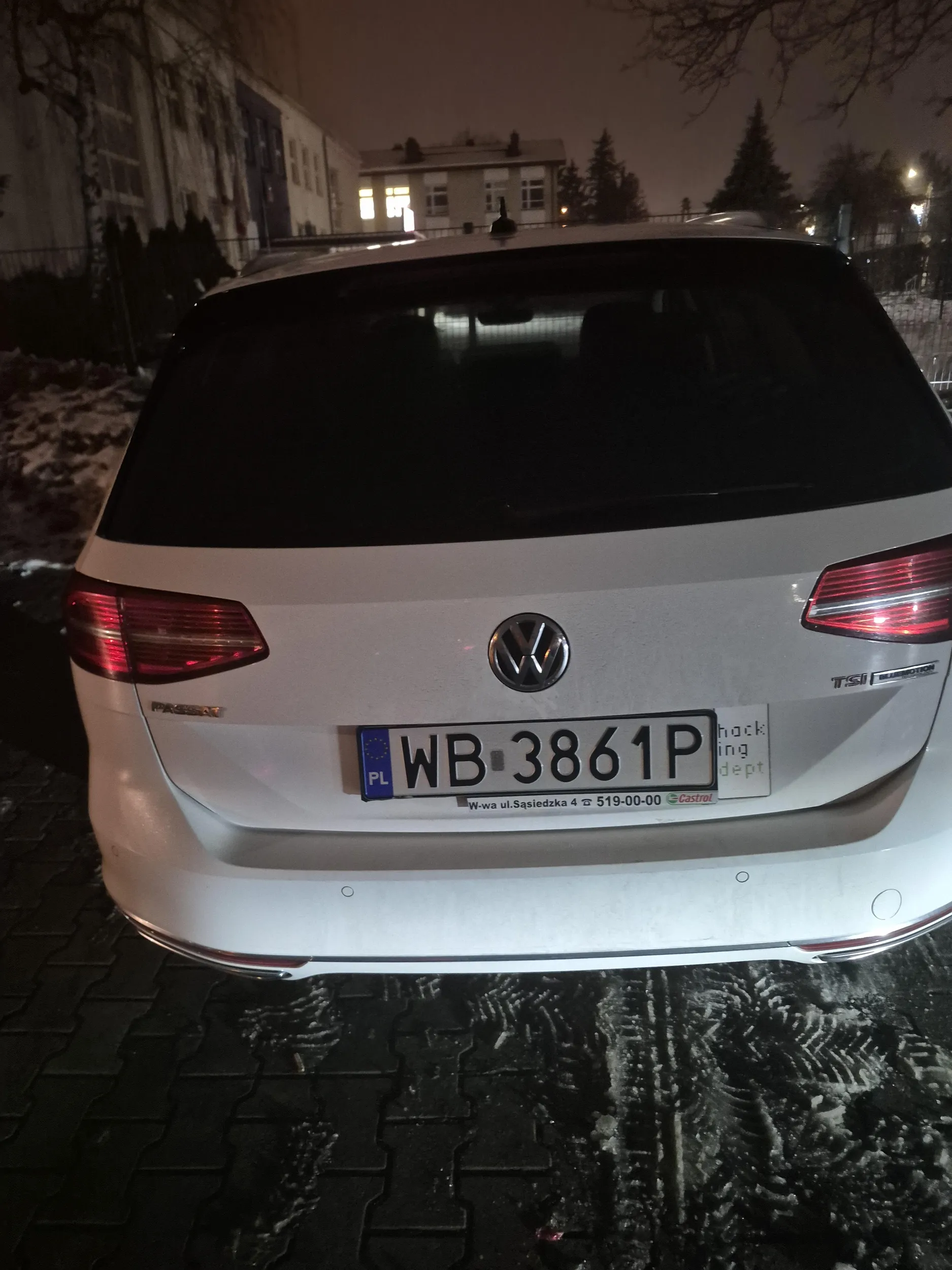 Wspaniały kierowca, najpierw prawie przejeżdża po nogach na przejściu dla pieszych, potem wyskakuje z mordą, że przecież mógł nie zauważyć.. Żeby było śmieszniej koksu z wypranym mózgiem i zauważalnymi problemami ze składnią wypowiedzi "mógł nie zauważyć" na przejściu dla pieszych przy szkole podstawowej - notabene do której jechał z pyskatym synalkiem..