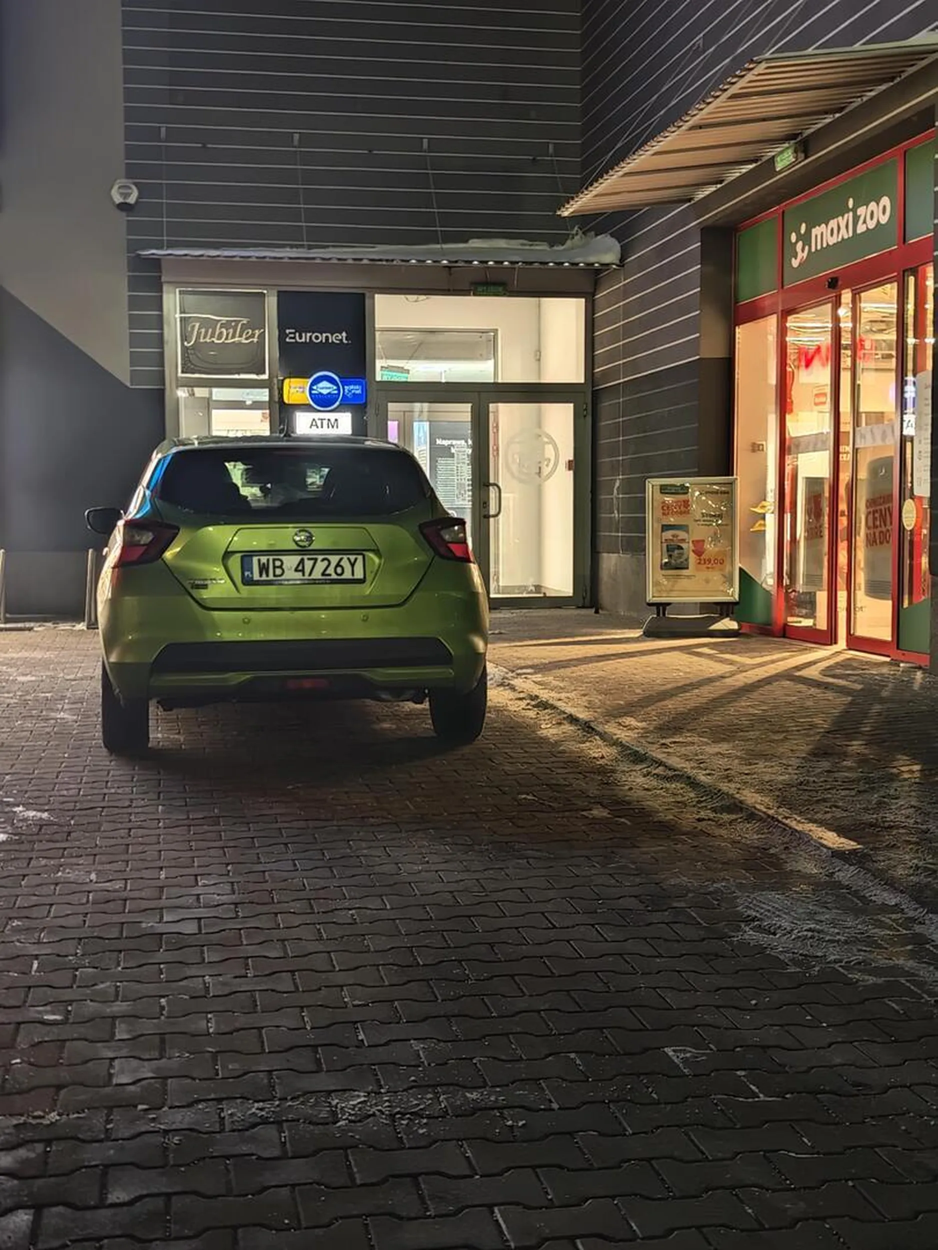 Warzywo zastawiło wyjazd z parkingu. Wjedź do sklpu najlepiej ?