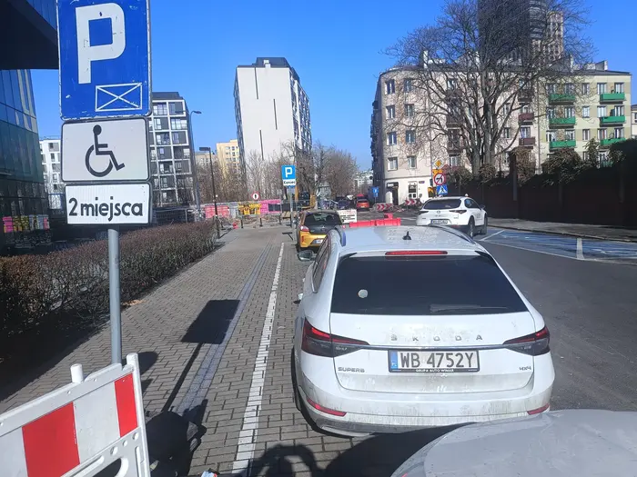 Kobieta pełnosprawna zaparkowała na miejscu dla niepelnosprawnych