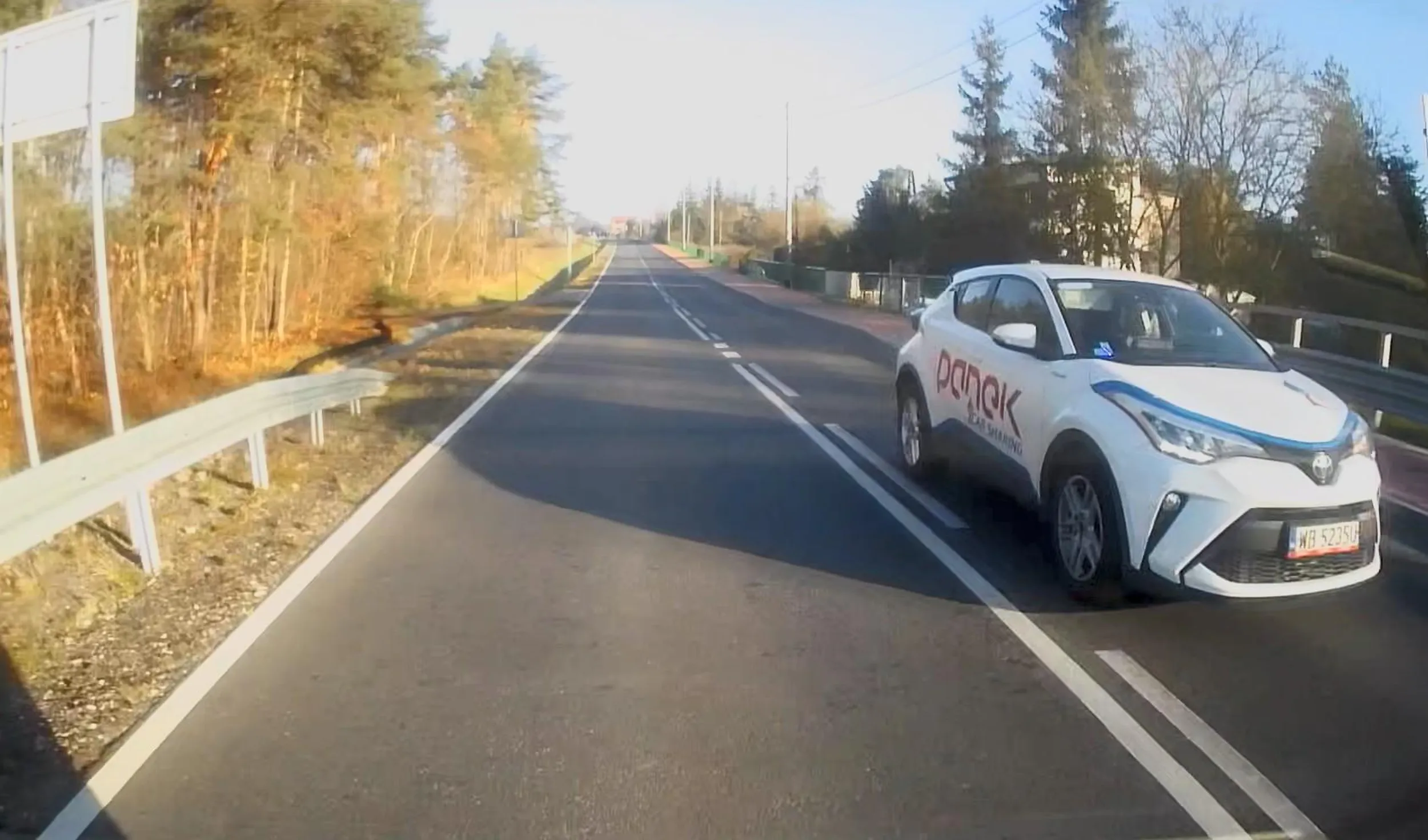 Podwójna ciągła i ograniczenia prędkości są dla słabych, szczególnie jak się jeździ samochodem z wypożyczalni.