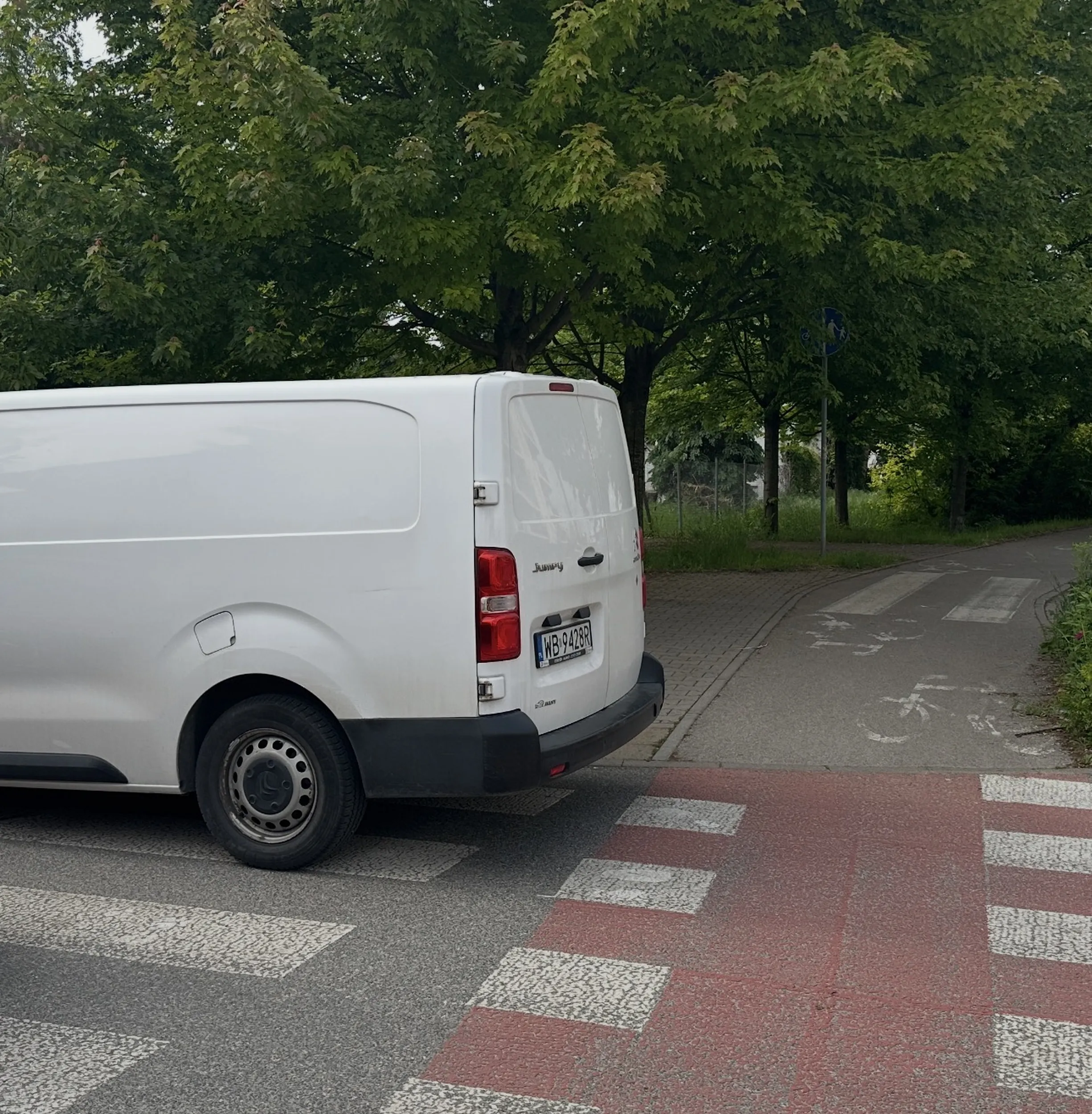 Pan uwielbia parkować na przejściu dla pieszych a jak mu się zwraca uwagę to się śmieje ?