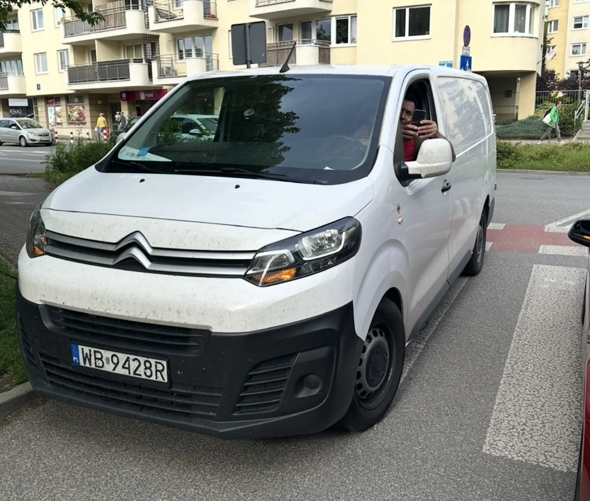 Pan uwielbia parkować na przejściu dla pieszych a jak mu się zwraca uwagę to się śmieje ?