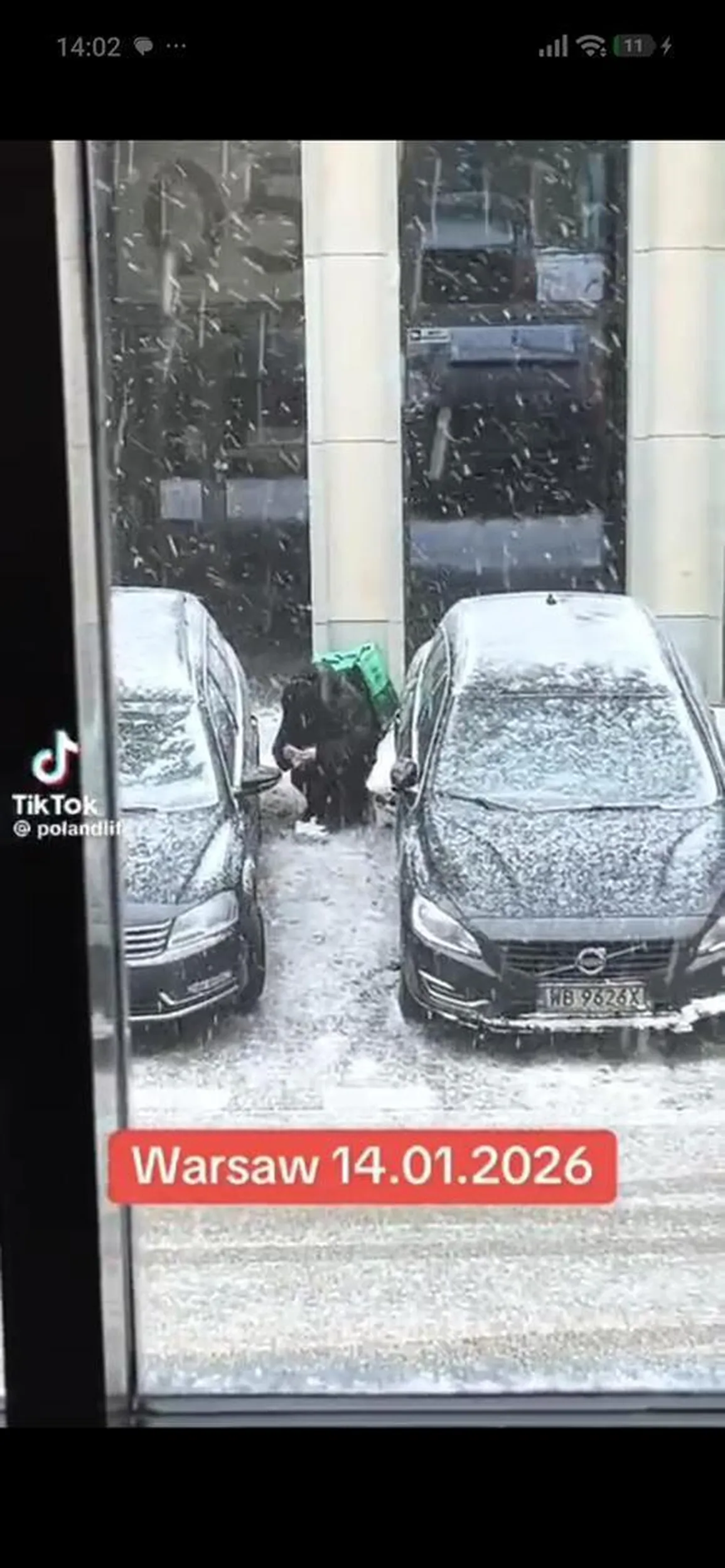 Bez komentarza. Typ pracuje w dostawach jedzenia i skasztanił się na parkingu.