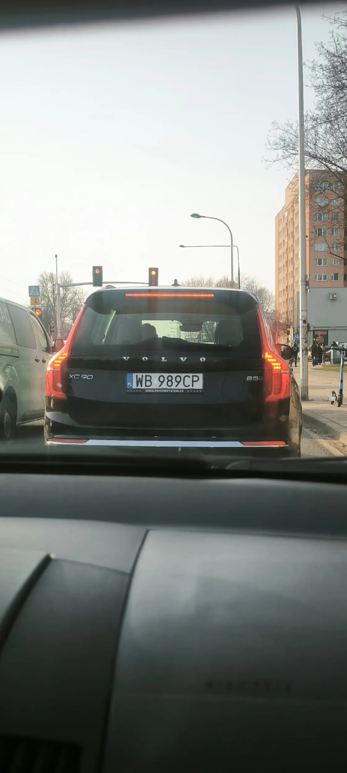 ZAJEŻDZA DROGĘ, ZWALNIA SPECJALNIE, BLOKUJE PAS, złośliwy strasznie, próbował spowodować kolizję - specjalnie hamował tuż przede mną po czym przyspieszał