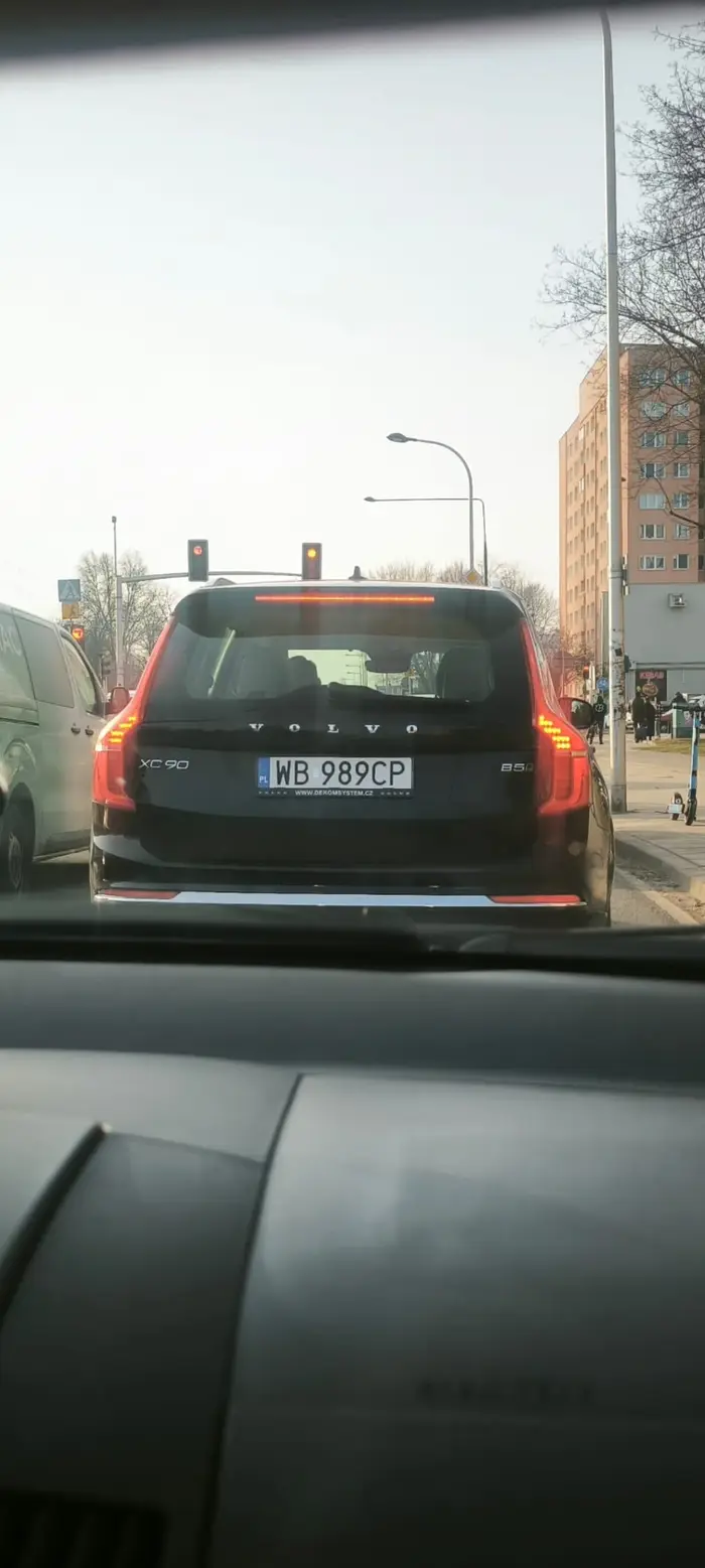 ZAJEŻDZA DROGĘ, ZWALNIA SPECJALNIE, BLOKUJE PAS, złośliwy strasznie, próbował spowodować kolizję - specjalnie hamował tuż przede mną po czym przyspieszał