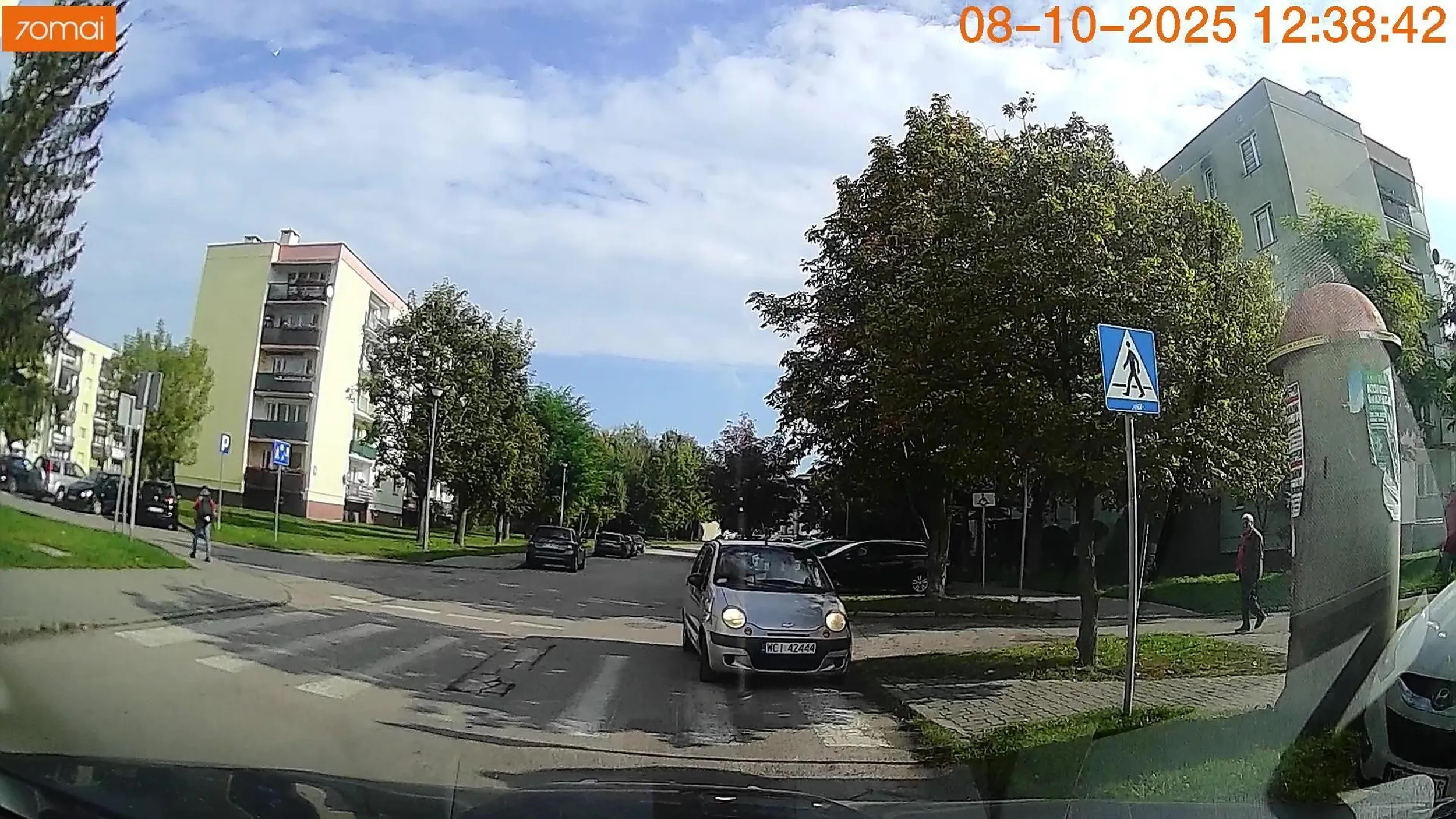 Quiz; Co robi kierujący pojazdem? A) Zemdlał i mimowolnie zjechał pod prąd B) Uznał, że świetnym pomysłem będzie jazda pod prąd i zatrzymanie się na pasach żeby wysadzić pasażera C) Tu będzie miejsce najbliżej sklepu D) Potrzebował pilnie schłodzić się w cieniu Uwaga... B) Zwycięzcom gratulacje. Kierowcy więcej zdrowego rozsądku.